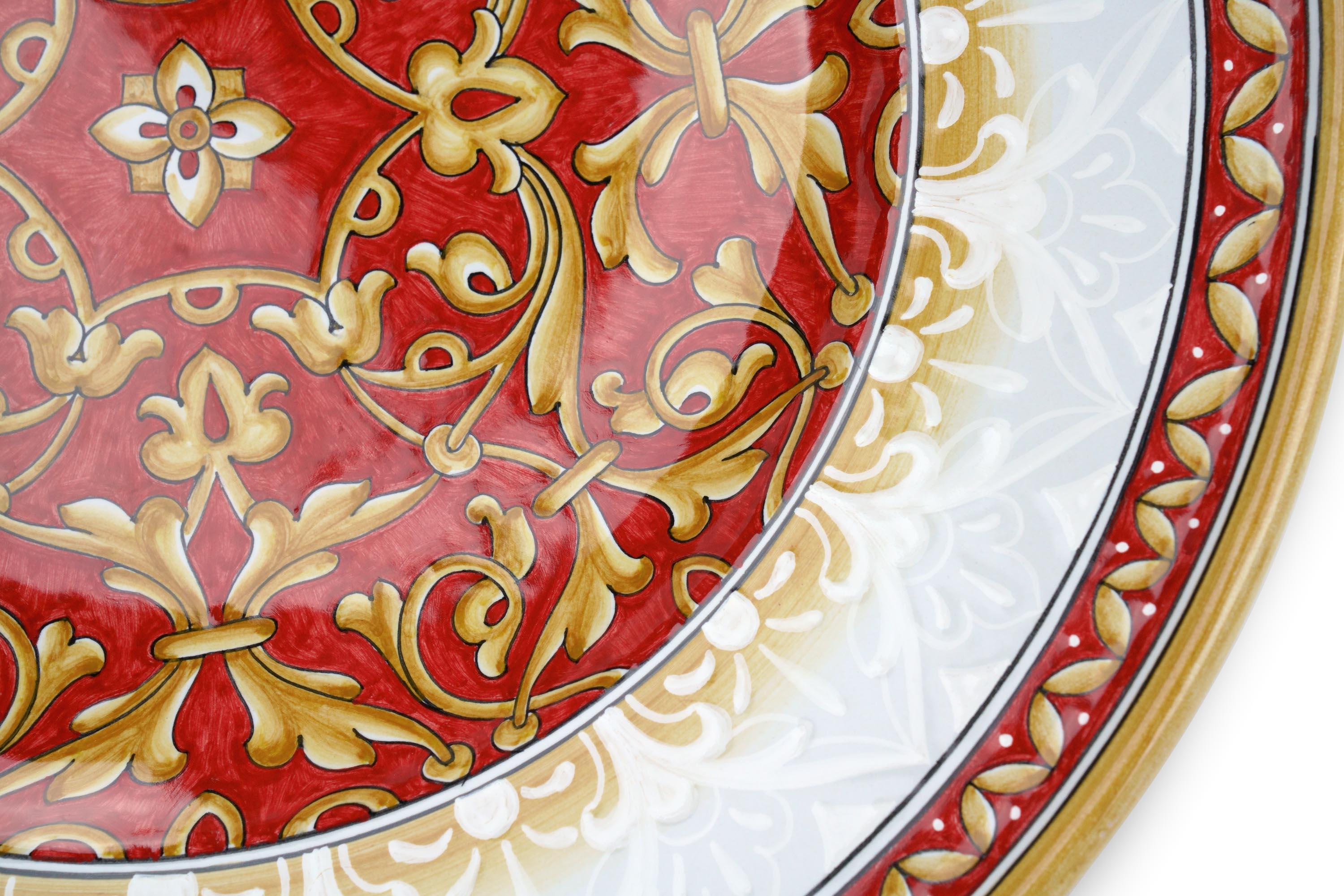 Plateau de centre de table ou plateau décoré d'un ornement, plat mural en majolique rouge, en stock en vente 3