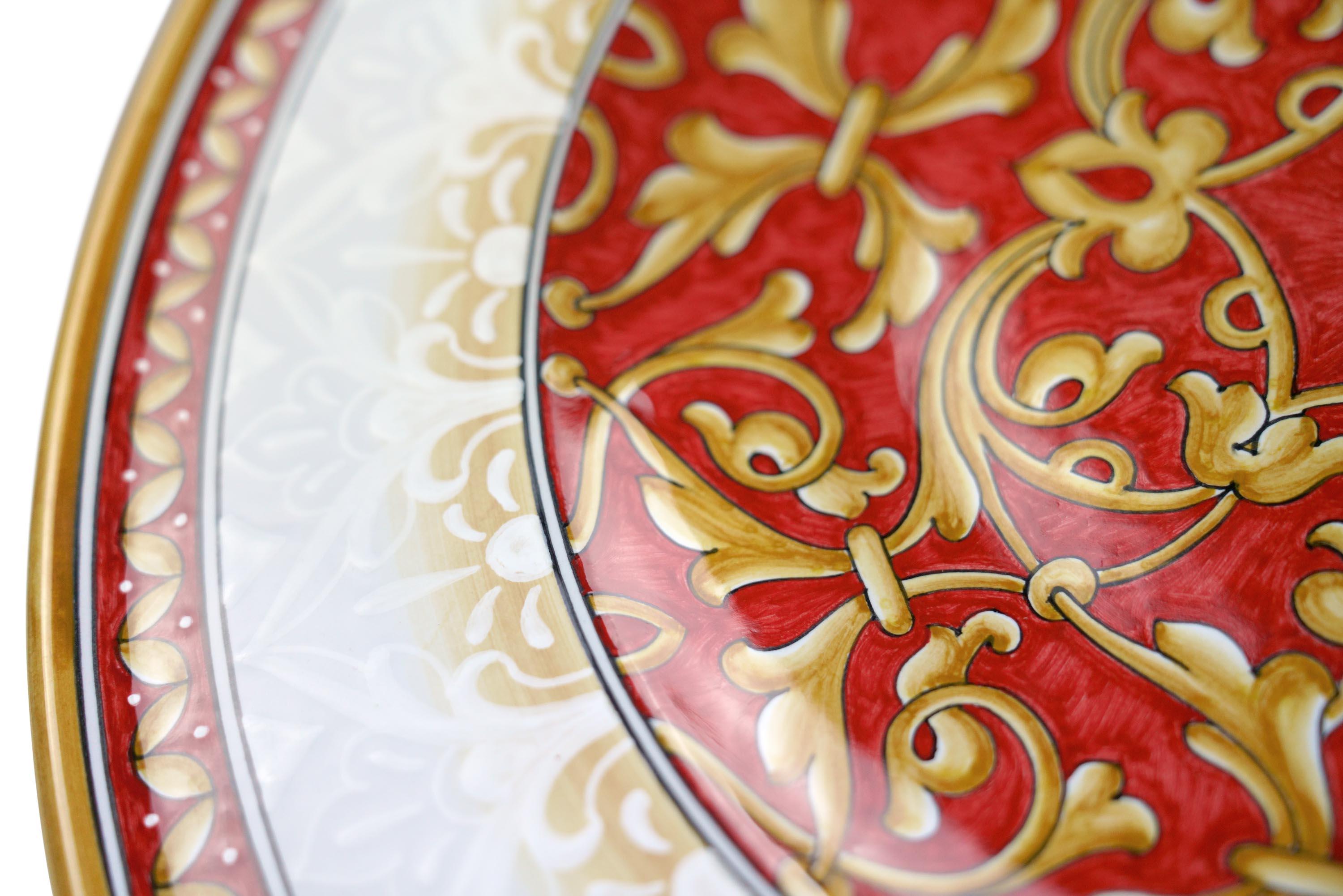 Plateau de centre de table ou plateau décoré d'un ornement, plat mural en majolique rouge, en stock en vente 5