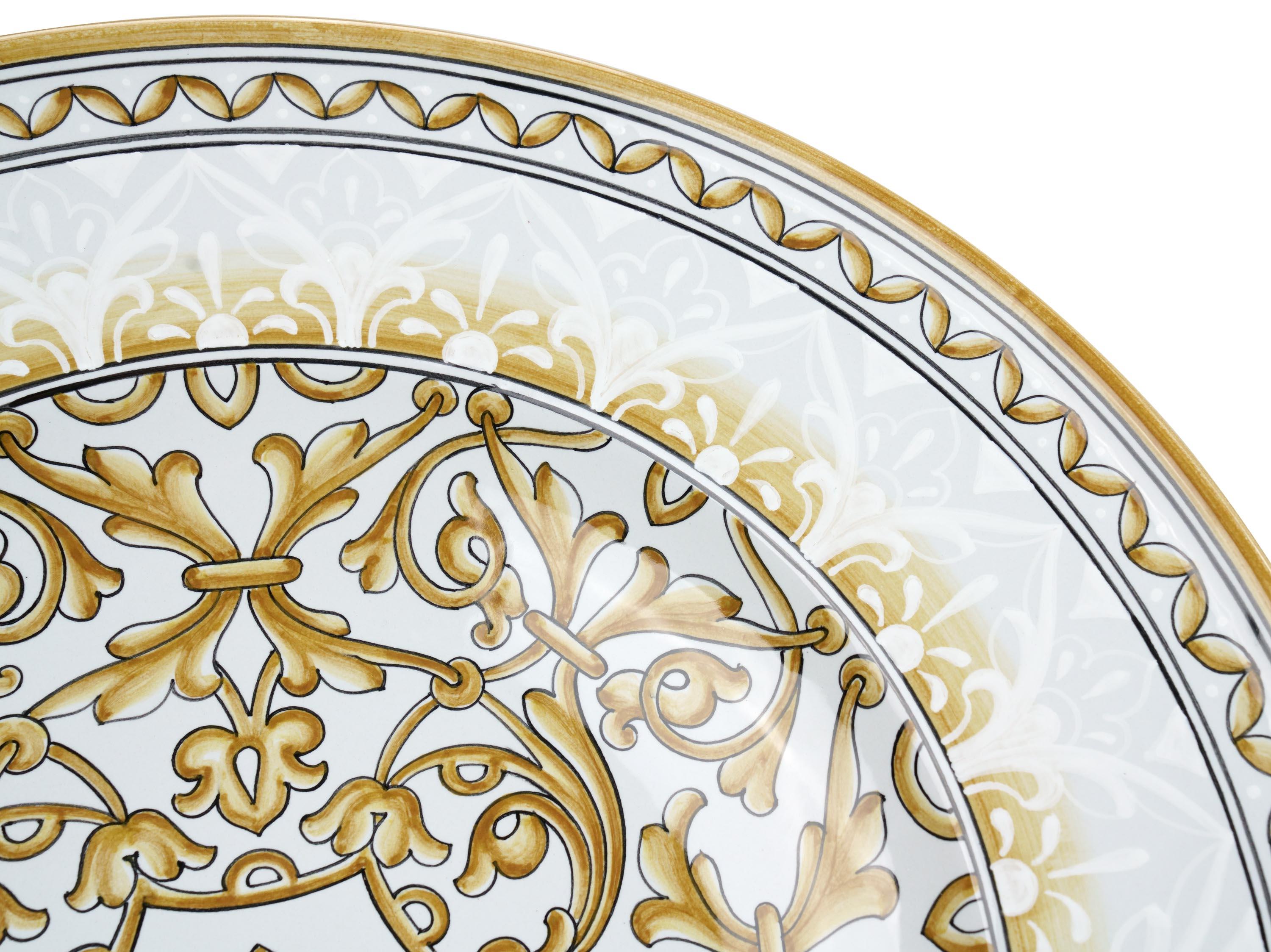 Cette assiette en céramique exclusive est fabriquée et peinte à la main en Italie selon la technique de peinture originale de la Renaissance, inchangée au fil du temps, que nous respectons à la lettre : elle est décorée en majolique peinte en