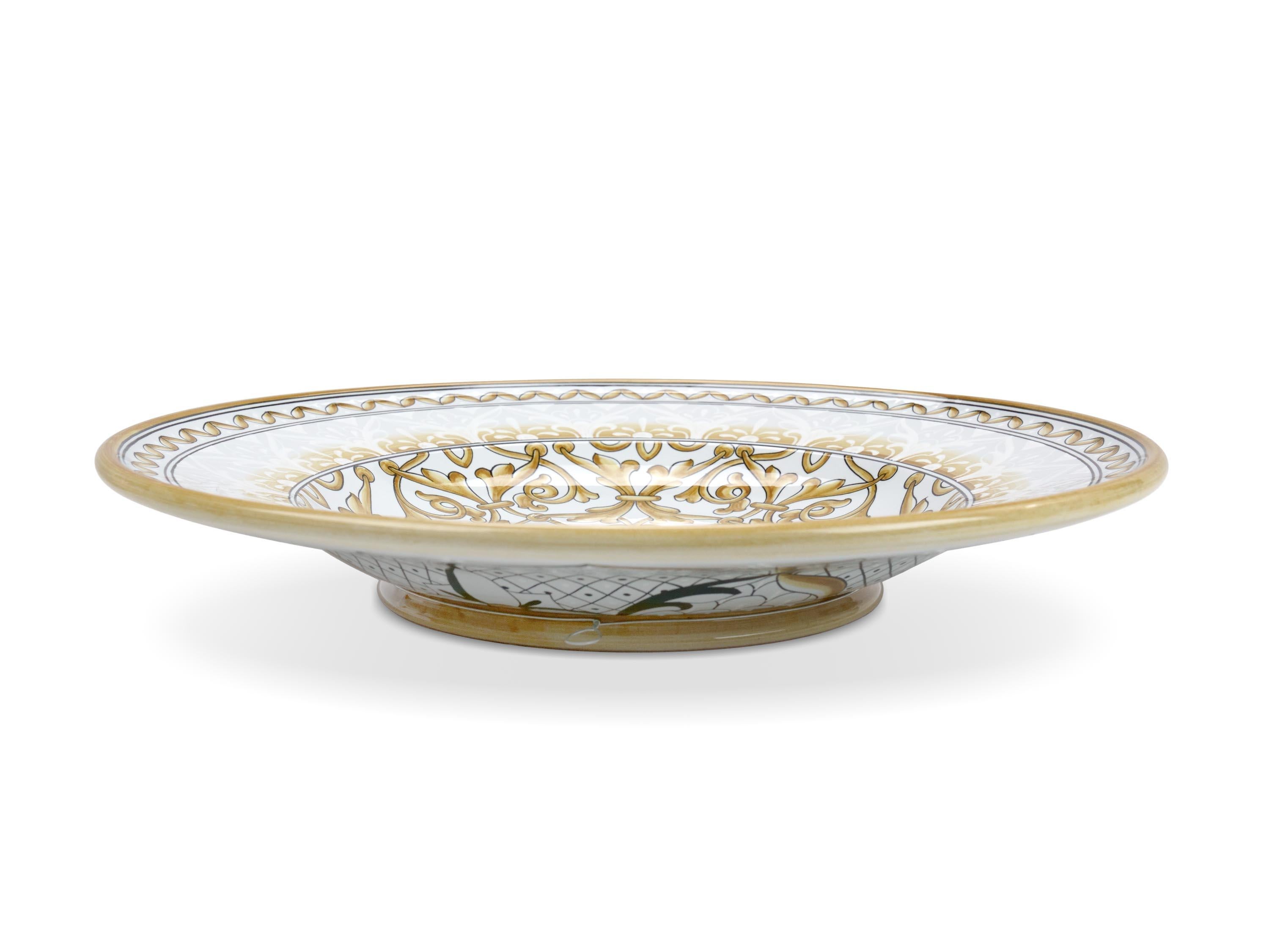 Plate Centerpiece Tray Ornament Bowl Wall Dish Majolica White Decorated En Stock Siglo XXI y contemporáneo en venta
