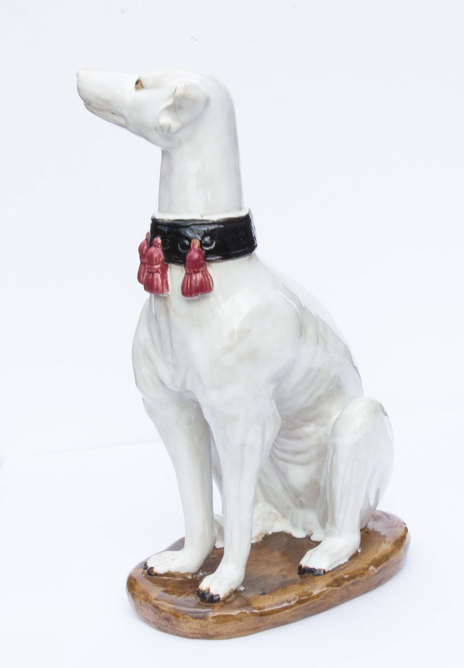 Italienischer Windhund aus Majolika. Mitte des 20. Jahrhunderts. 