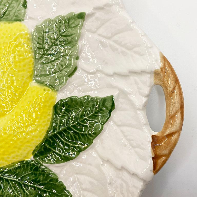 Américain Assiette à citron en céramique majolique avec poignées en vente