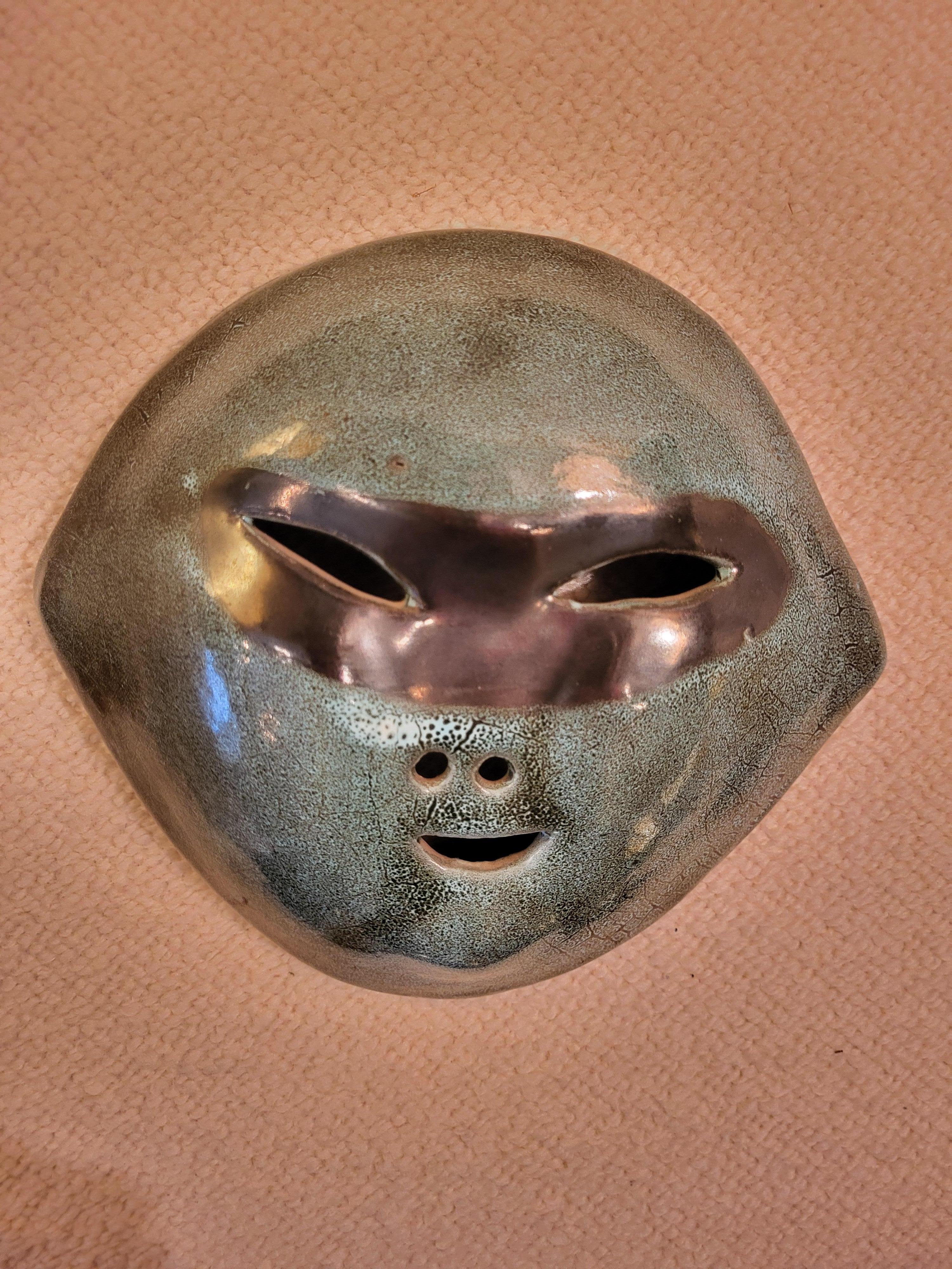 Ceramic mask by Accolay, France, active between 1947 and 1983 In Good Condition For Sale In Paris, FR