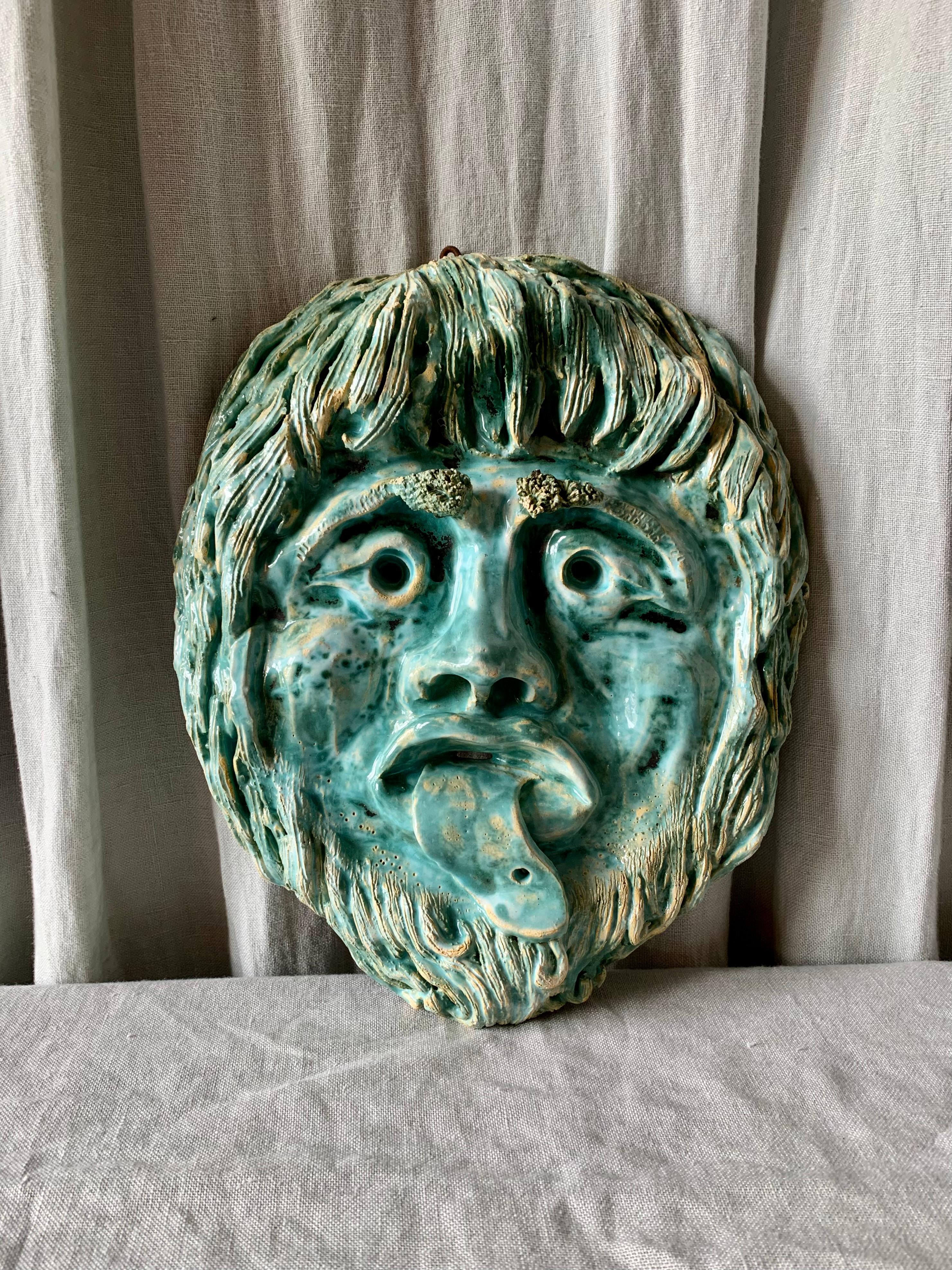 Masque français vintage en céramique avec une expression dramatique du visage - à accrocher au mur. De belles nuances de bleu et de vert comme dans une aquarelle.  

