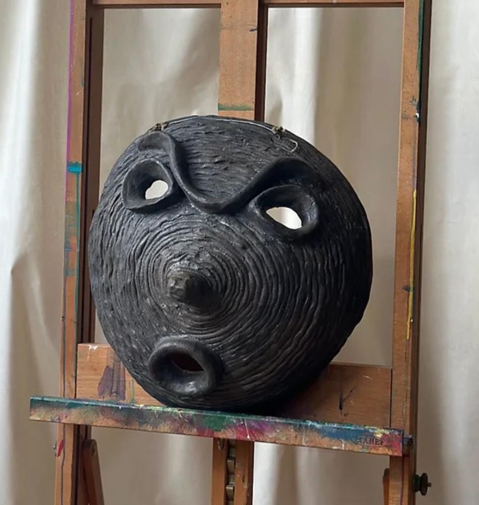 Keramikmaske, skulpturaler Kopf, Peter M. Bauer (1965)

Peter M. Bauer (1946-2020) war ein in Wolnzach, Bayern, geborener Multimedia-Künstler. Er begann seine künstlerische Laufbahn als Teenager, fertigte Keramik an und studierte bis 1967 bei