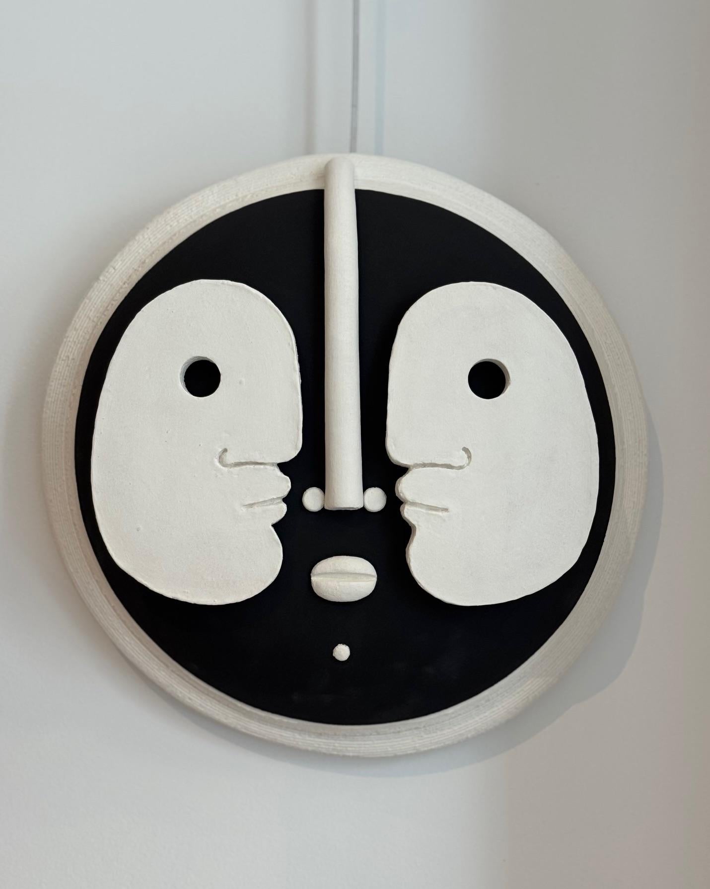 Dekorative Maske aus Ton, handgefertigt von den franz�ösischen Keramikern Dalo in Collaboration mit der französischen Künstlerin Semilu.
Einzigartige, zeitgenössische Kunst, Wanddekoration, signiert von Dalo und Semilu. 2025
Durchmesser 32 cm