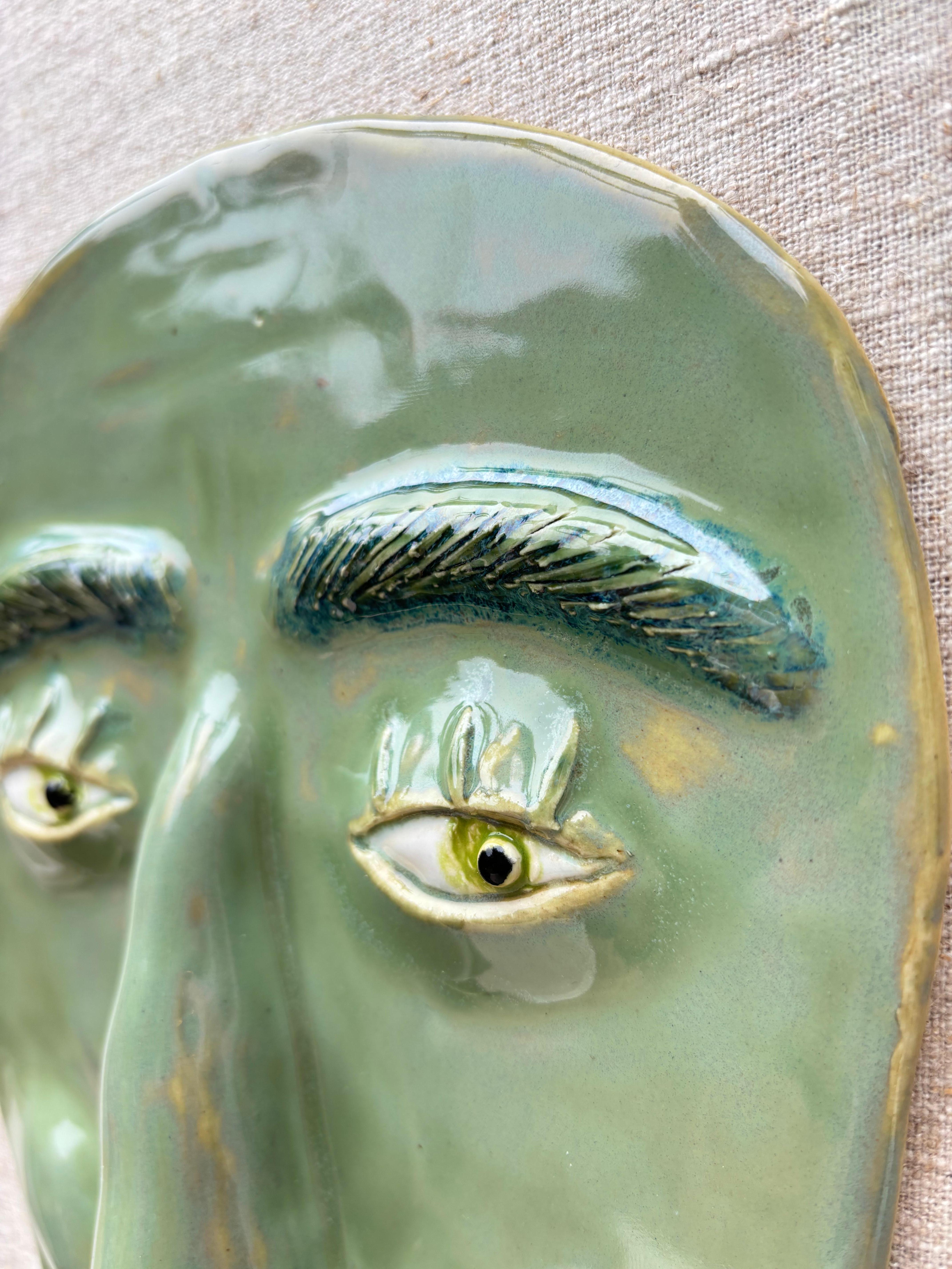 Máscara de cerámica, Escultura mural, por Alexey Krupinin Hecho a mano en venta