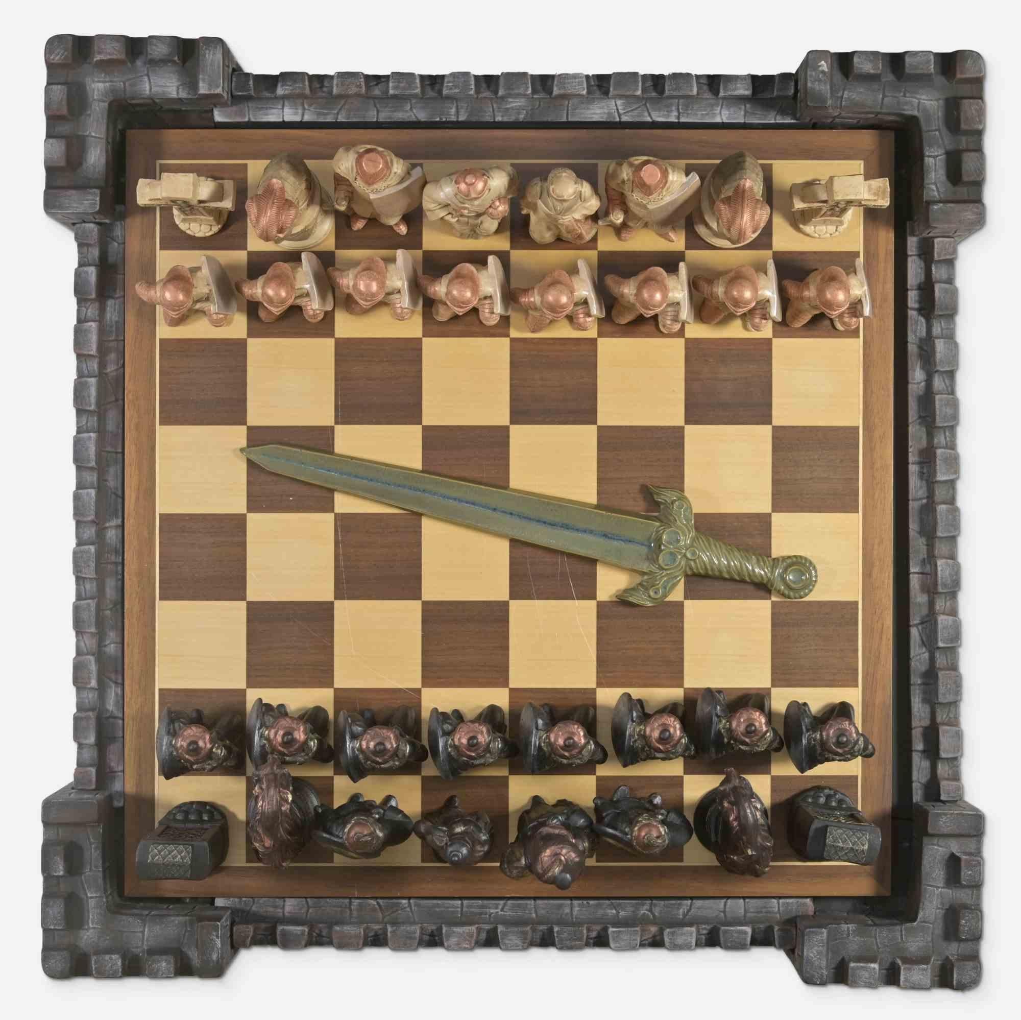 Ce jeu d'échecs médiéval en céramique est composé de personnages médiévaux et d'un échiquier en bois. 

Dimensions : cm 26 x 60 x 60.

Bonnes conditions.

La forme de l'ensemble rappelle celle d'un ancien château médiéval.

Si vous êtes fasciné par