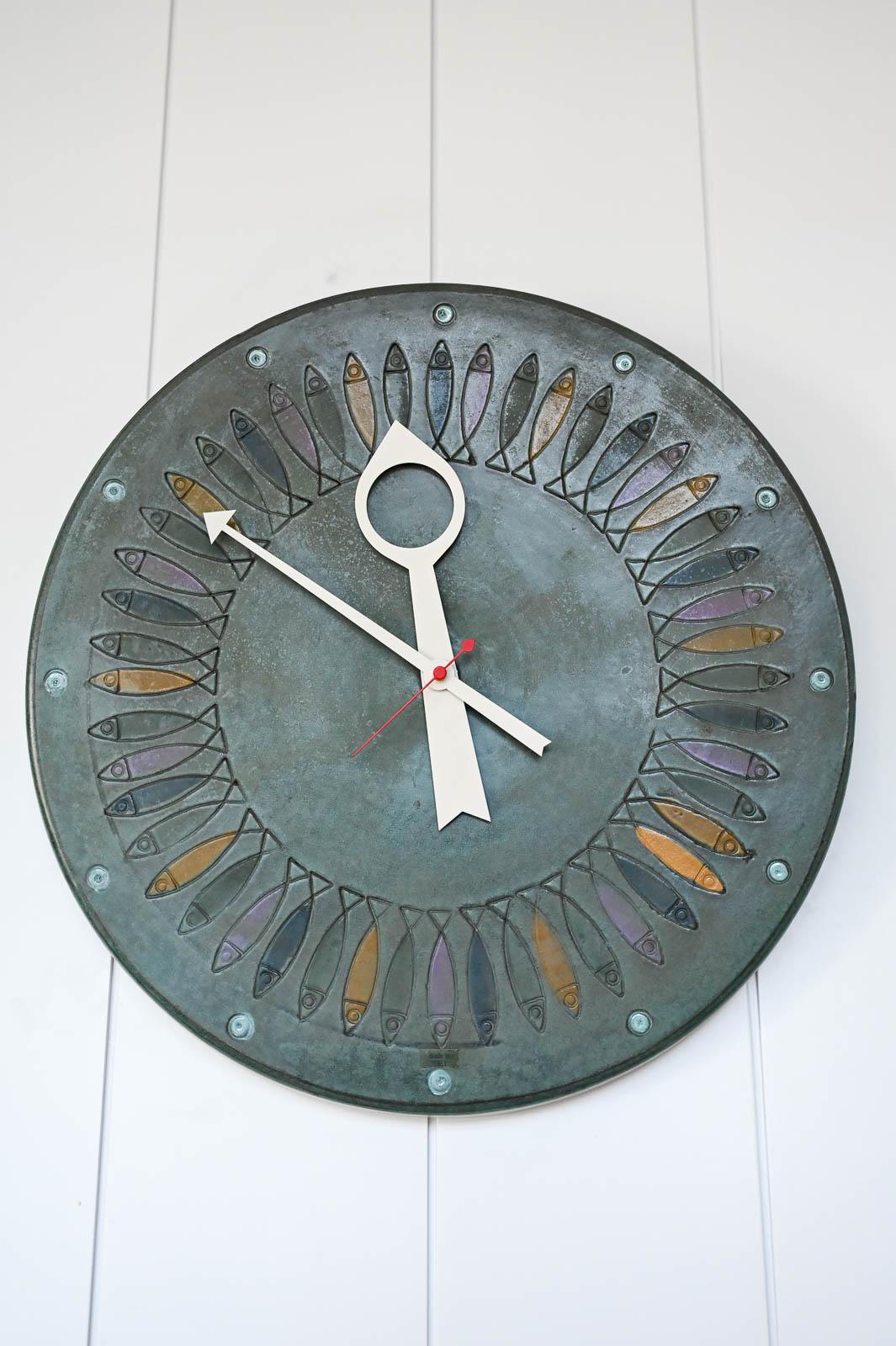 Horloge à poisson en céramique Meridian modèle 7543 par Howard Miller.  Pendule originale signée avec un rare motif de poisson dans une couleur verte atténuée.  L'horloge est en excellent état de fonctionnement, le mouvement a été remplacé et les