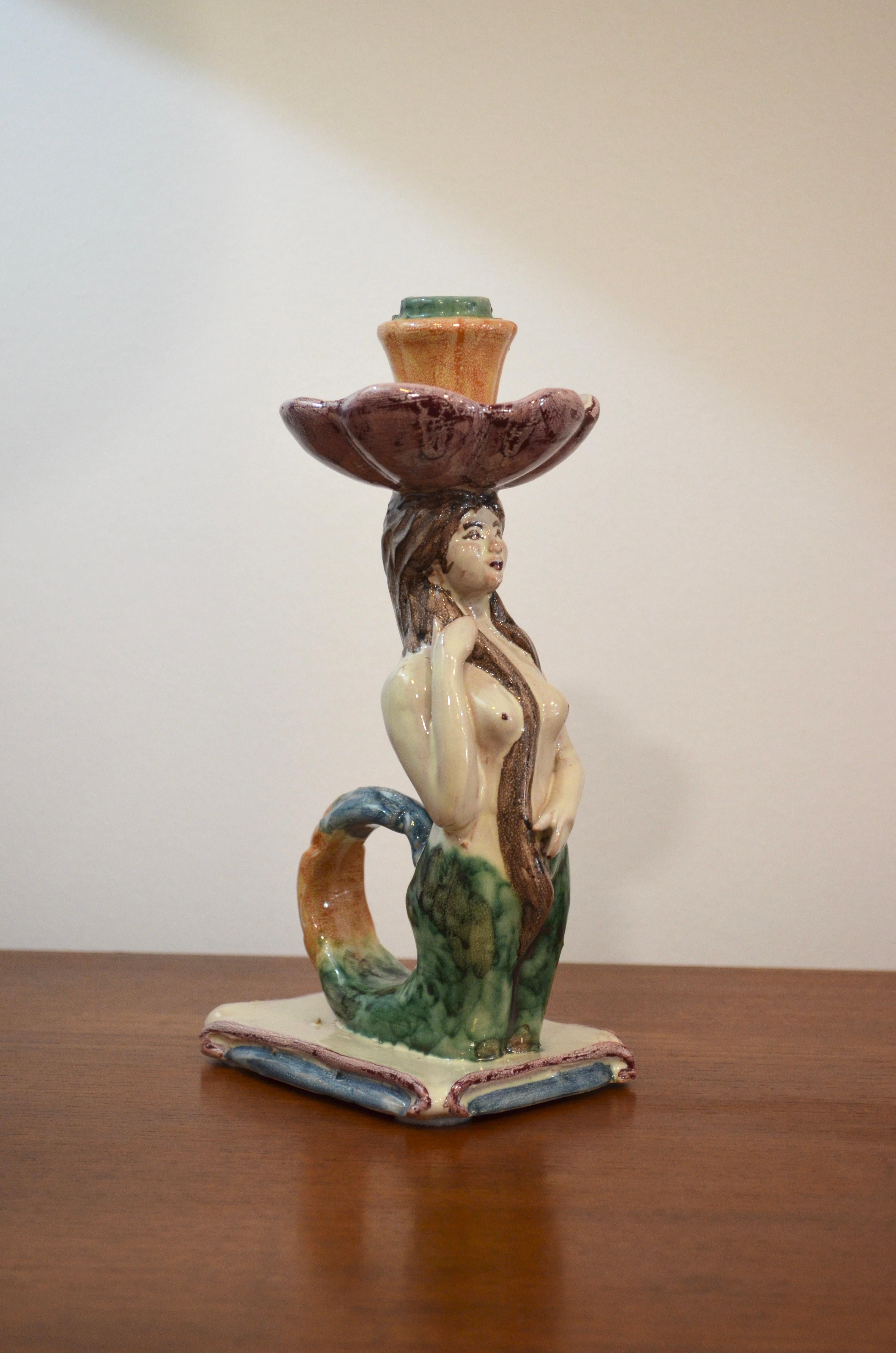 Magnifica statuetta di sirena in ceramica / portacandele, produzione italiana della seconda metà del XX secolo. La coda della sirena forma il manico del portacandele.
Nello stile delle opere di René Buthaud. Una produzione bellissima. Colori