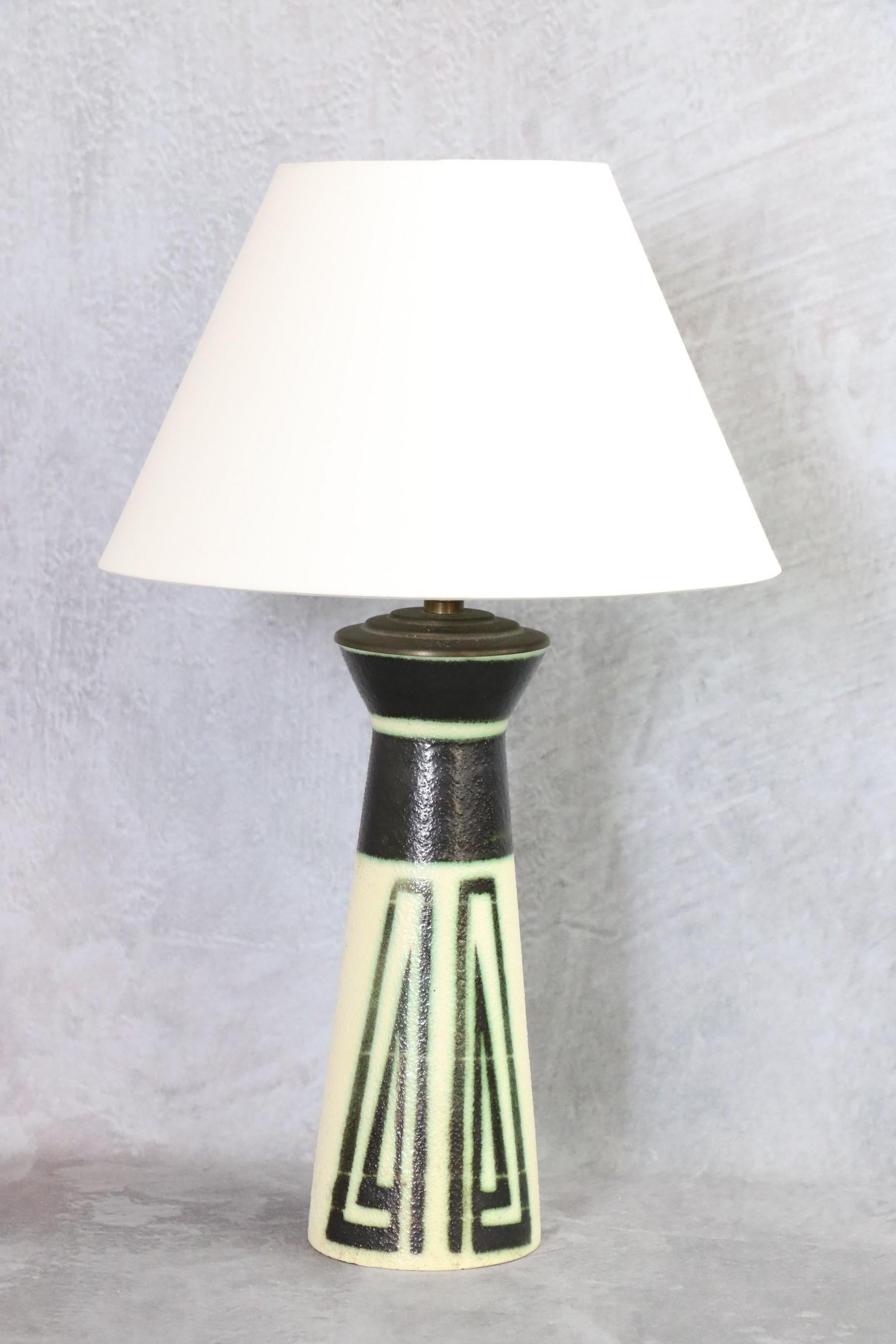 Lampe en céramique du milieu du siècle par Boch Frères Vase Keramis, 1960s 

Magnifique lampe Mid-century de Boch Frères avec des motifs géométriques et des couleurs très modernes. L'émail est légèrement granuleux et présente une belle brillance. Sa