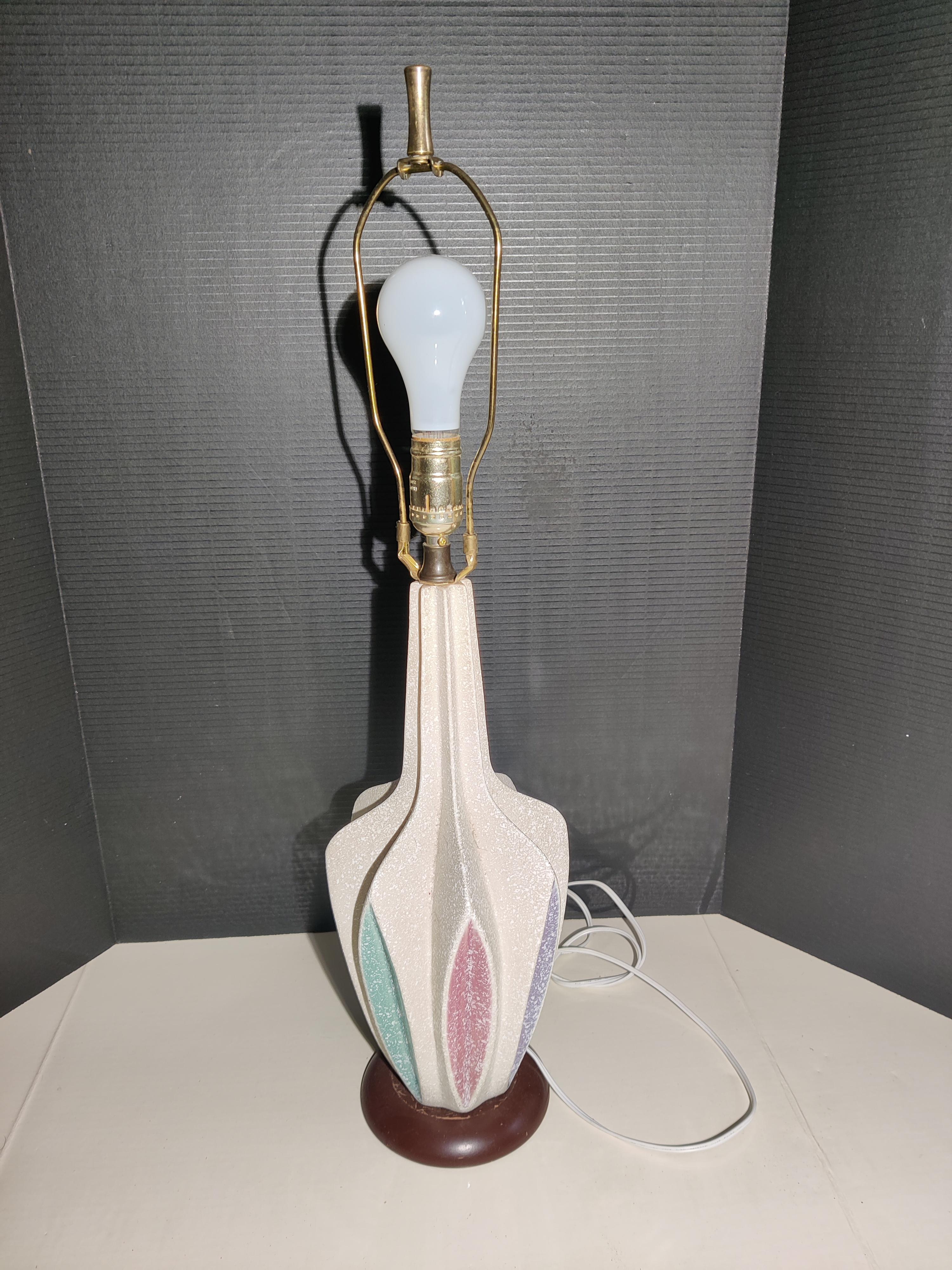 Ceramic mid-century table lamp with multi-color accents. In Good Condition For Sale In Cincinnati, OH