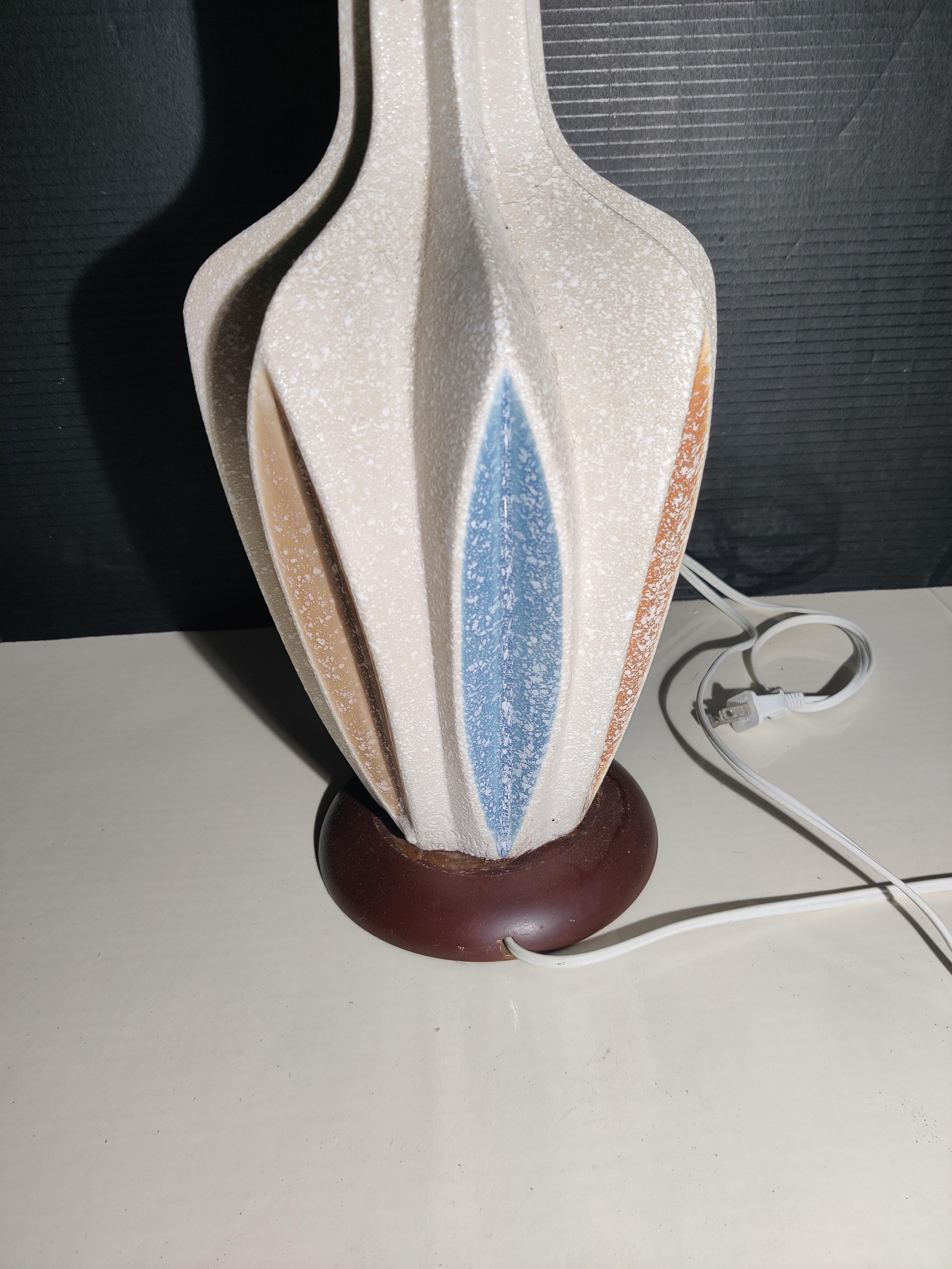 Ceramic mid-century table lamp with multi-color accents. For Sale 4