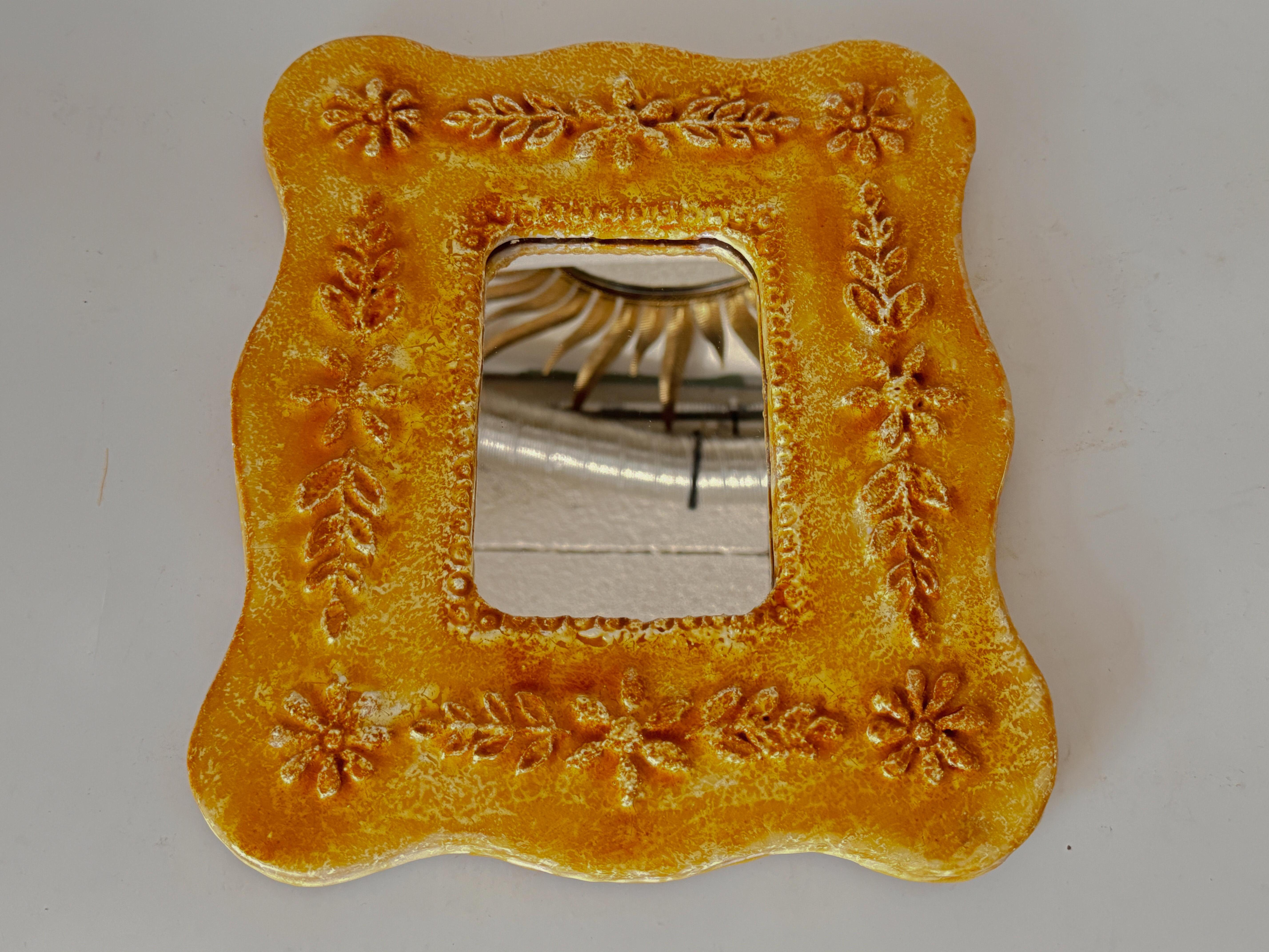Français Miroir en céramique attribué à Juliette Derel, couleur jaune, France 1960 en vente