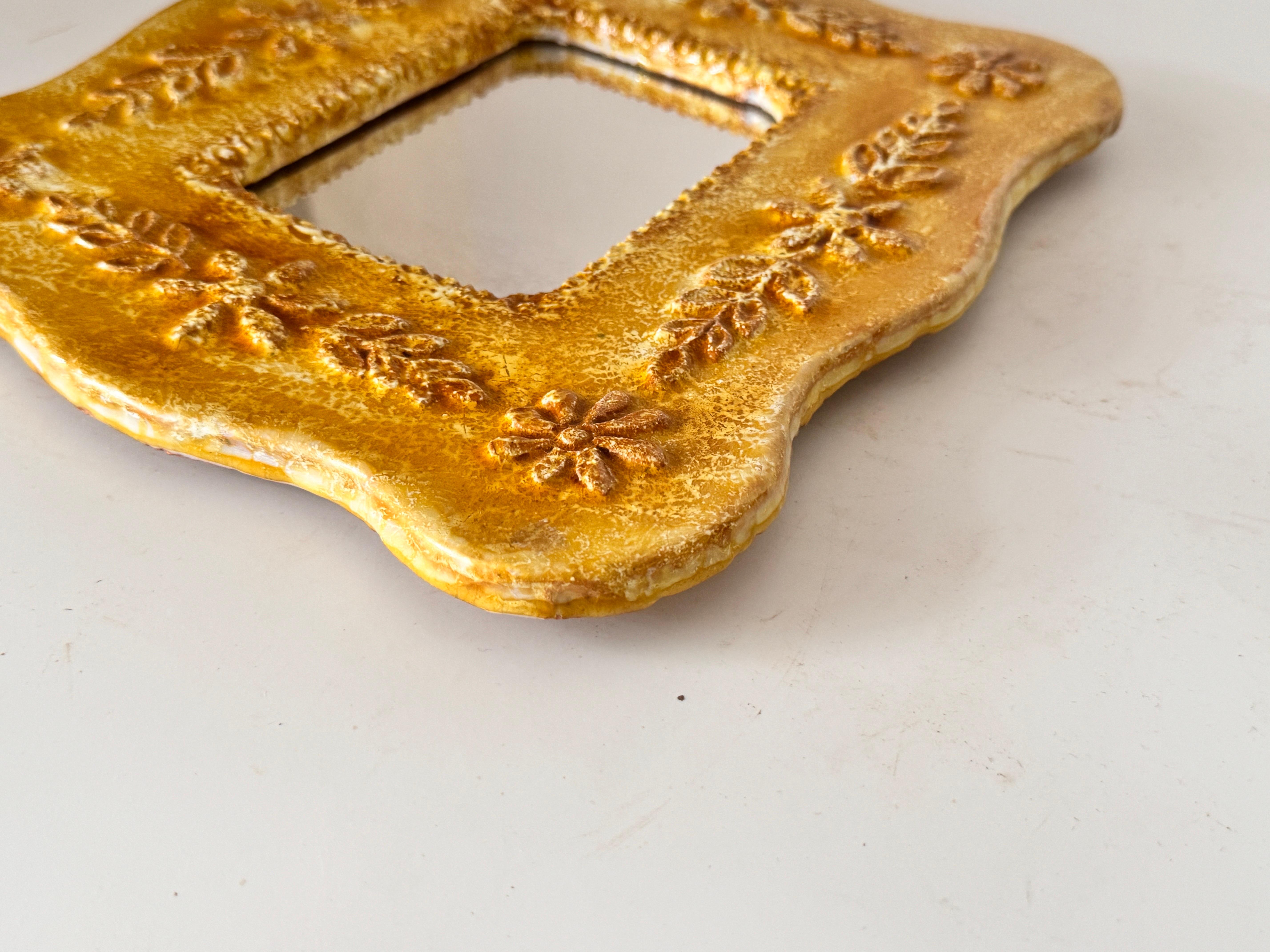 Milieu du XXe siècle Miroir en céramique attribué à Juliette Derel, couleur jaune, France 1960 en vente