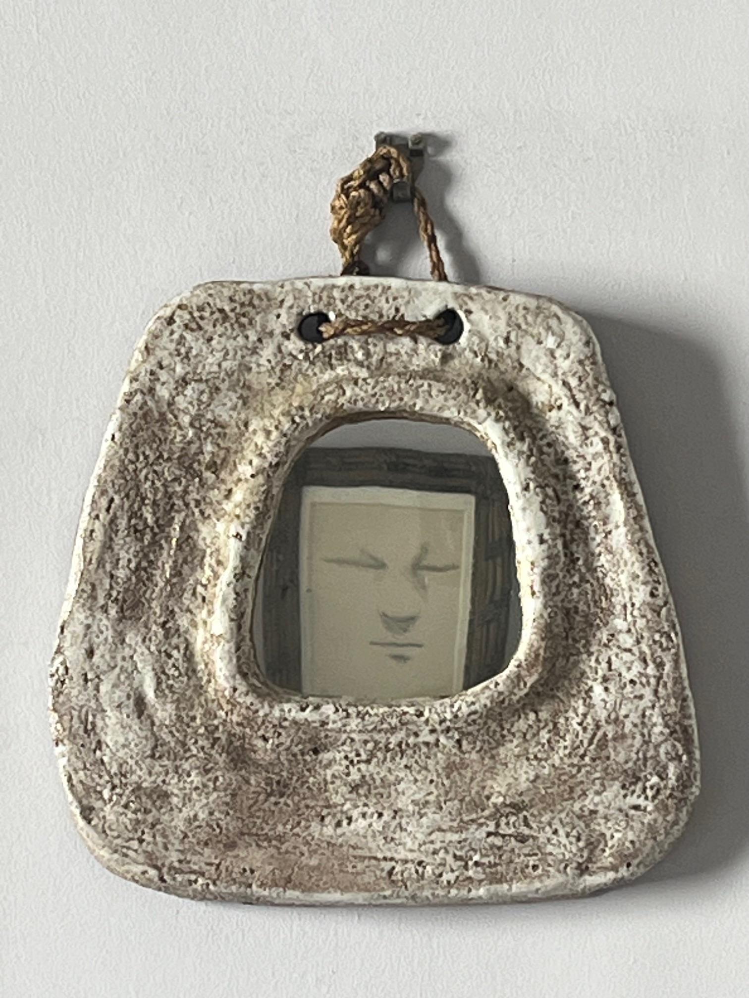 Spiegel aus glasierter Keramik. 
 Asymmetrische Form, Off White Glasur.
Jean Rivier ( 1915-2017)
Signiert auf der Rückseite 
Vallauris, Frankreich, 1960er Jahre
Jean Rivier war mit Juliette Derel verheiratet, die ebenfalls in Vallauris Keramik