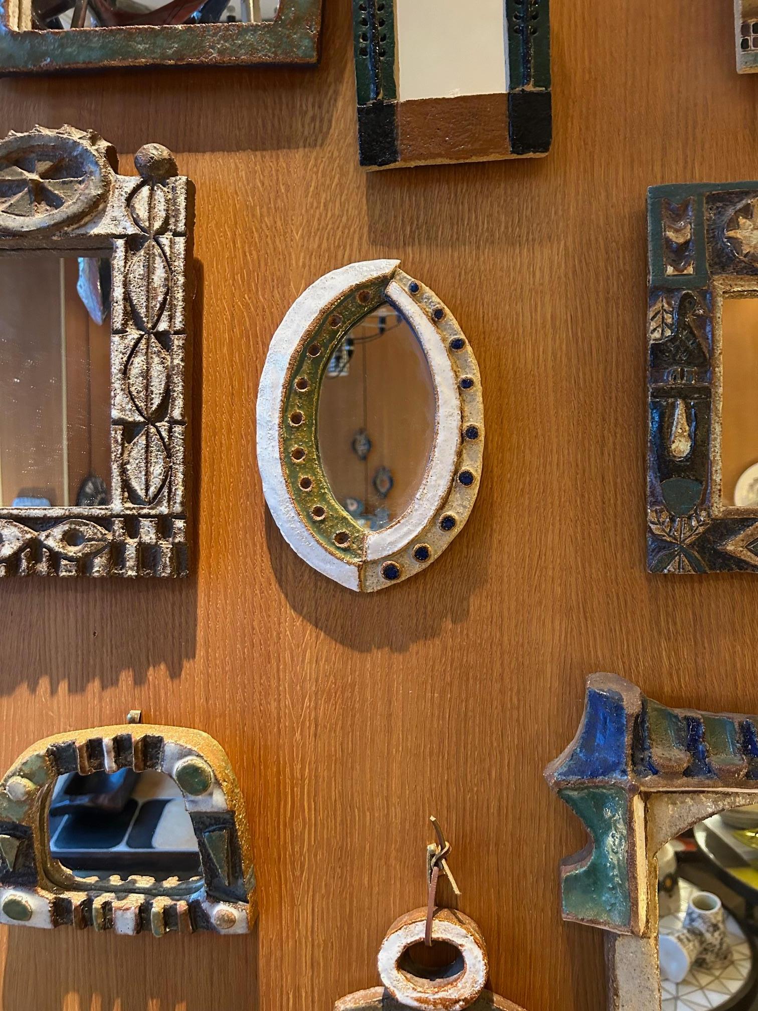 Spiegel aus Keramik von Les Argonautes
1960's
Signiert auf der Rückseite