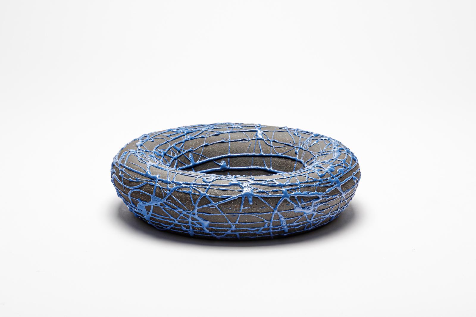 Miroir en céramique émaillée noire et bleue de Mia Jensen.
Pièce unique. 
Signé sous la base.
vers 2023.