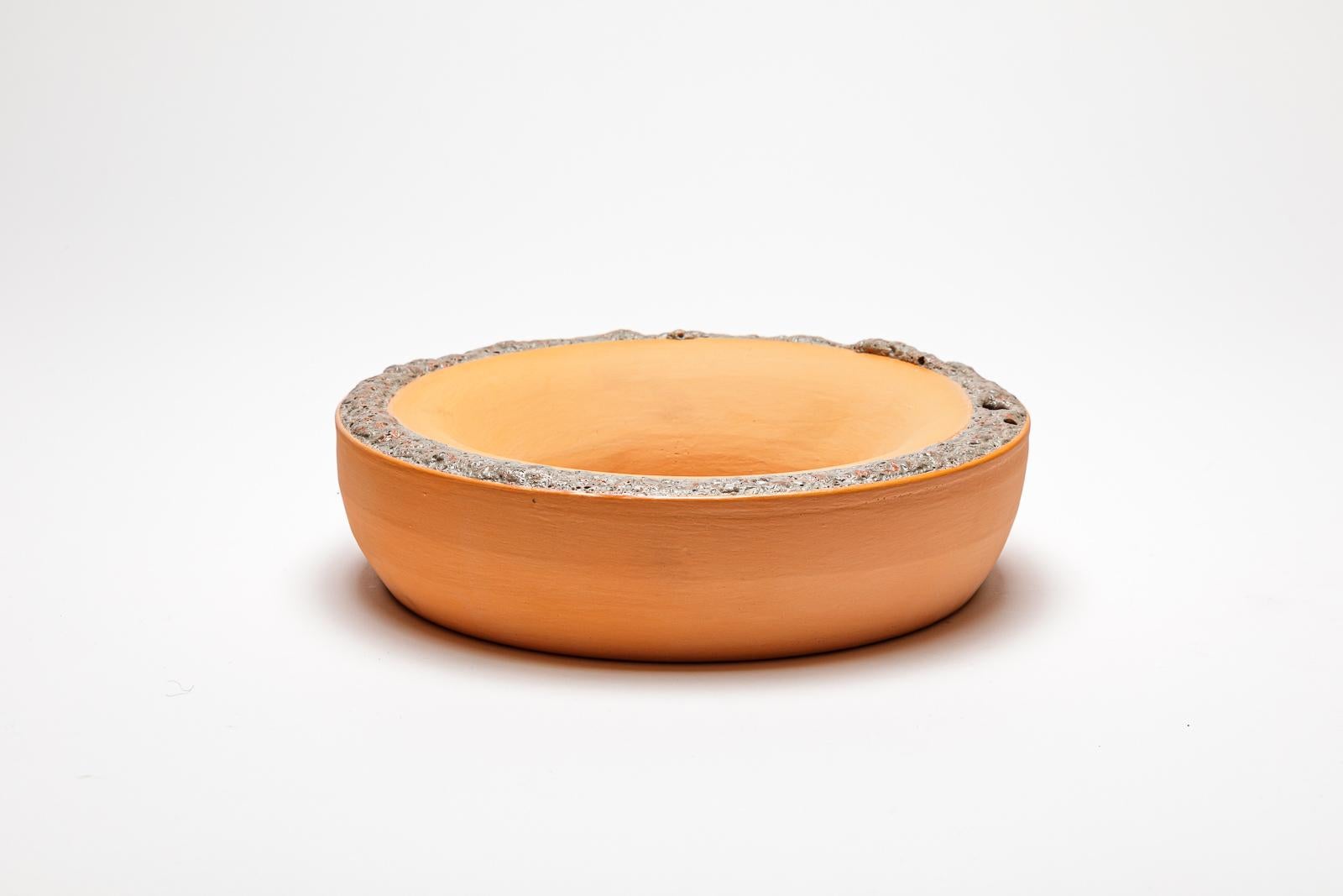 Miroir en céramique émaillée orange de Mia Jensen.
Pièce unique. 
Signé sous la base.
vers 2023.