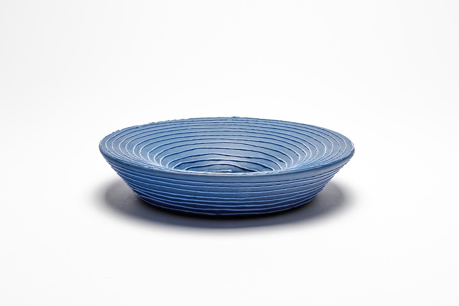 Miroir en céramique émaillée bleue de Mia Jensen.
Pièce unique. 
Signé sous la base.
vers 2023.