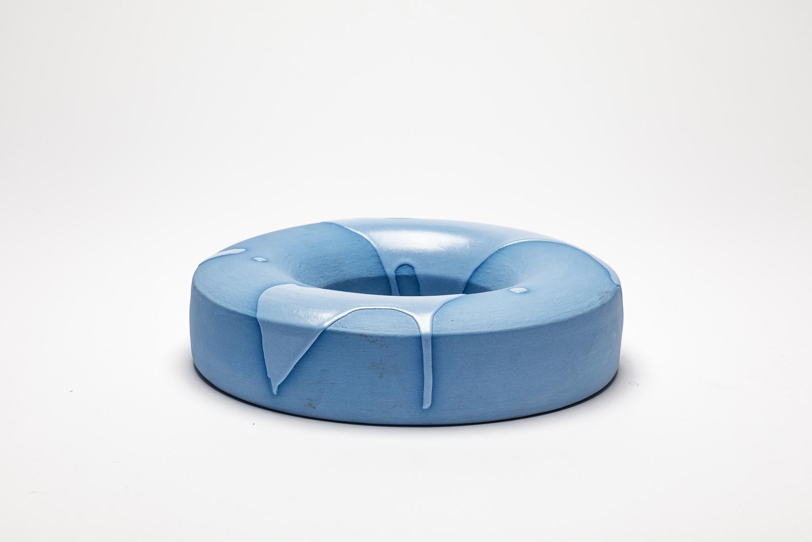 Miroir en céramique émaillée bleue de Mia Jensen.
Pièce unique. 
Signé sous la base.
vers 2023.