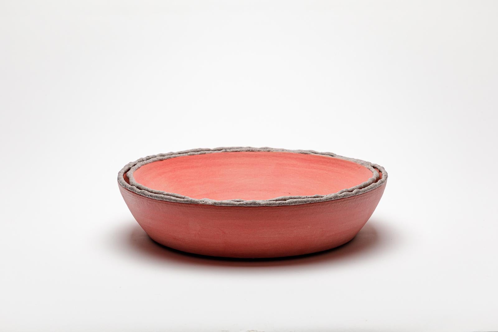 Dark pink glazed ceramic mirror by Mia Jensen.
Artist signature under the base. Circa 2023-2024.
H : 2.7’ x 11.6’ inches.