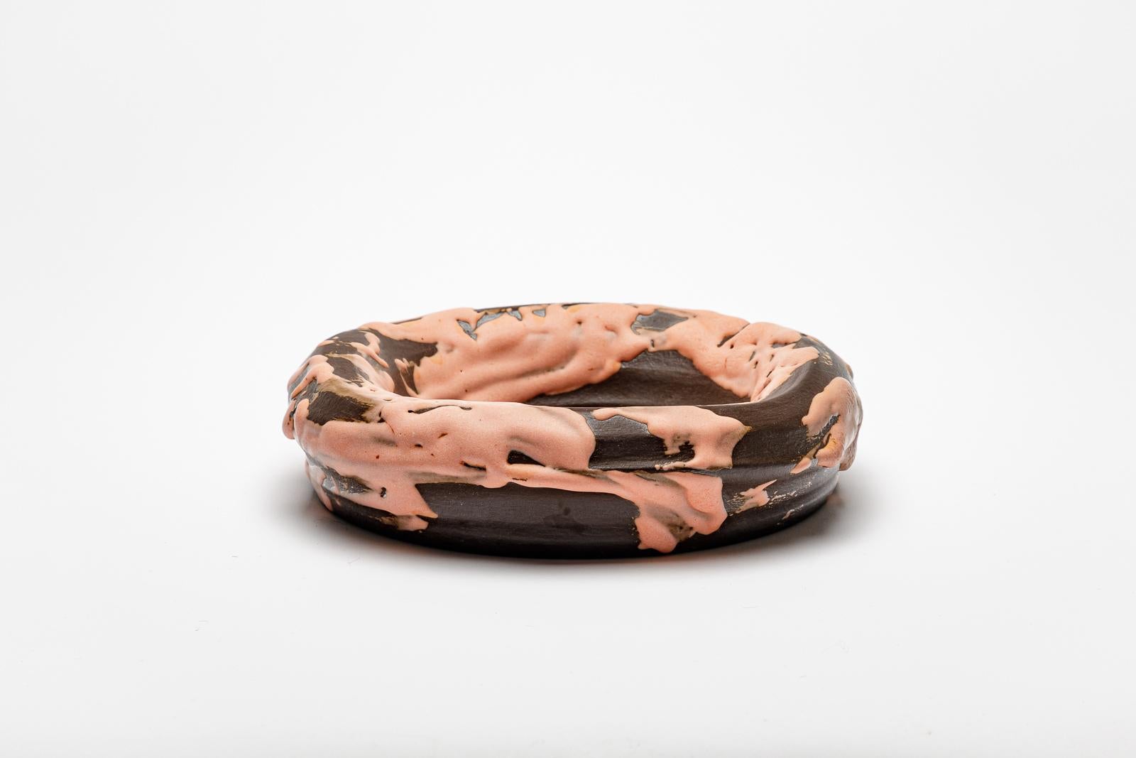 Braun und rosa glasierter Keramikspiegel von Mia Jensen.
Künstlersignatur unter dem Sockel. CIRCA 2023-2024.
H : 1,9' x 8,5' x 8,5' Zoll.
