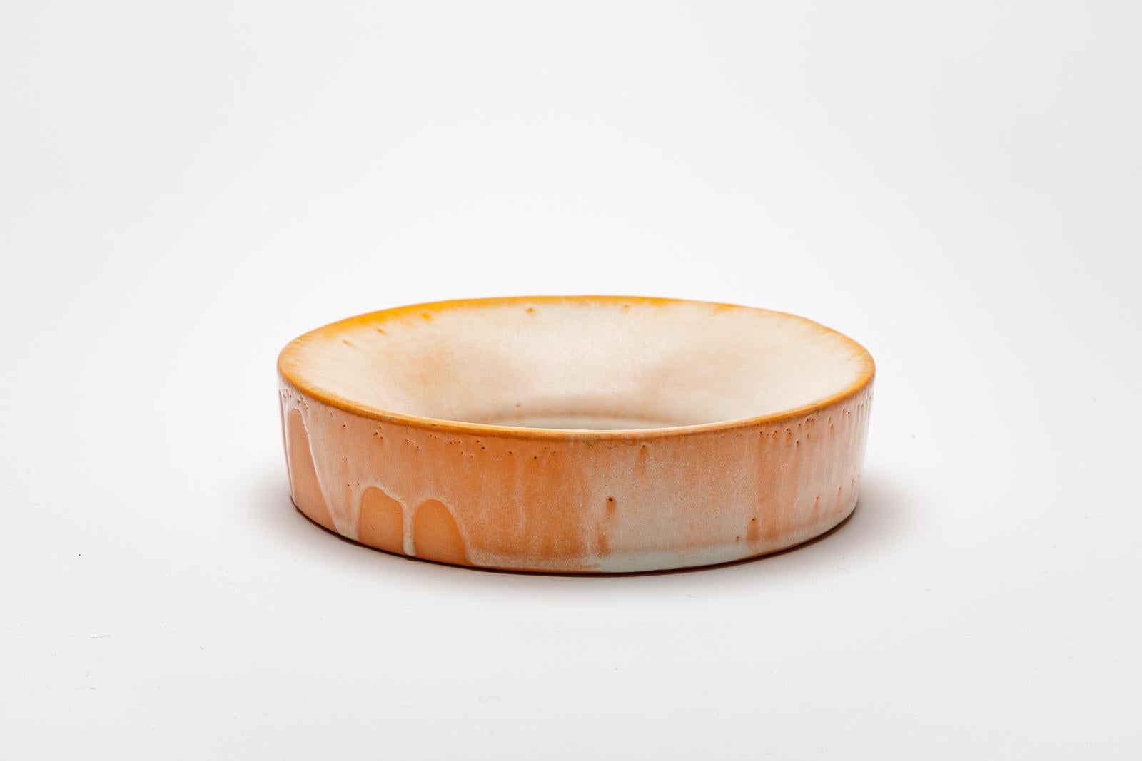 Orange und weiß glasierter Keramikspiegel von Mia Jensen.
Künstlersignatur unter dem Sockel. CIRCA 2023-2024.
H : 1,9' x 8,3' Zoll.