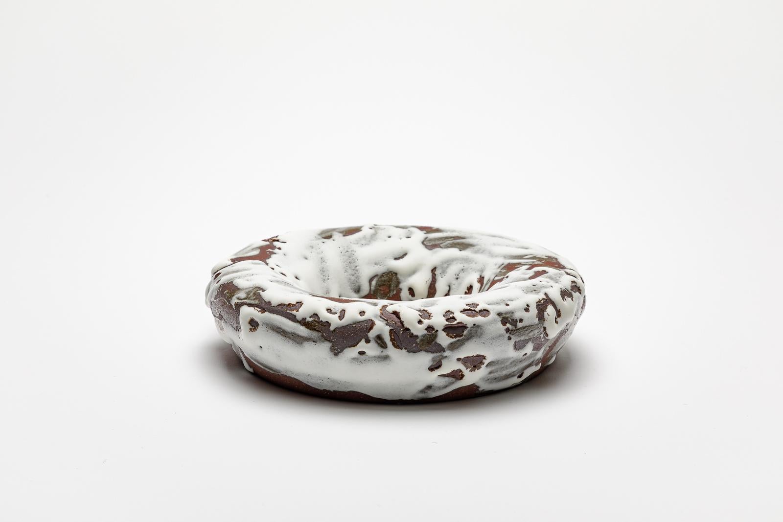 Weiß und braun glasierter Keramikspiegel von Mia Jensen.
Künstlersignatur unter dem Sockel. CIRCA 2023-2024.
H : 1,8' x 7,5' Zoll.
