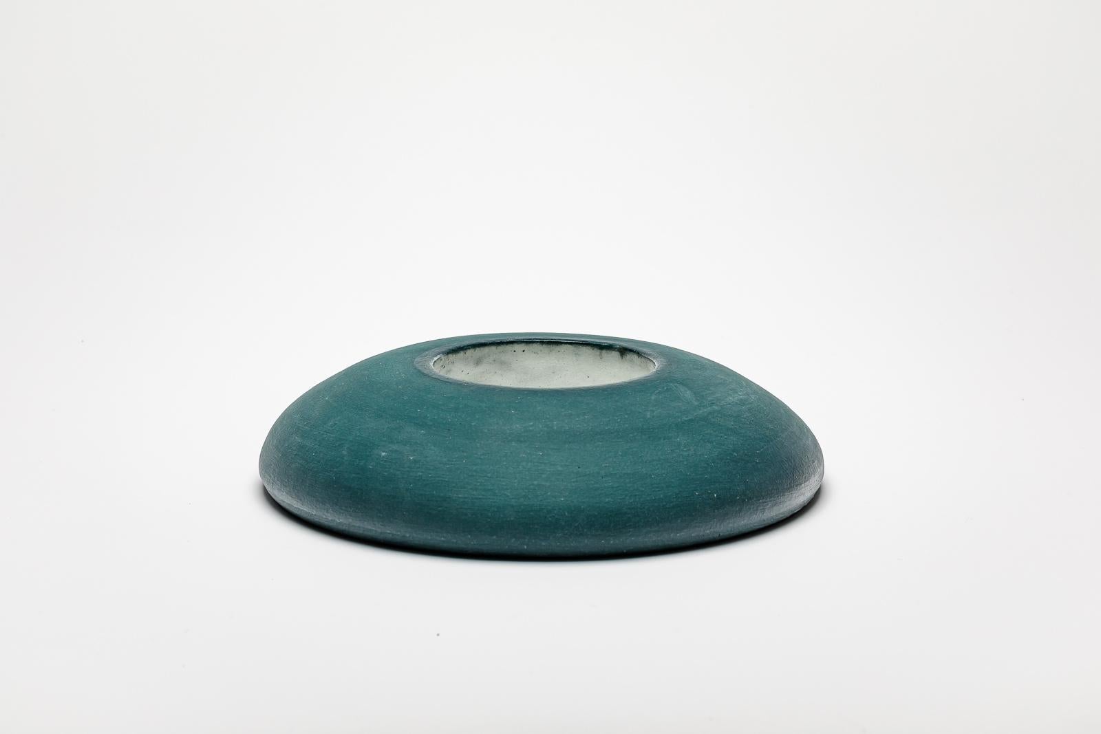 Miroir en céramique émaillée verte et blanche de Mia Jensen.
Signature de l'artiste sous la base. Vers 2023-2024.
H : 1.9' x 9.2' pouces.
