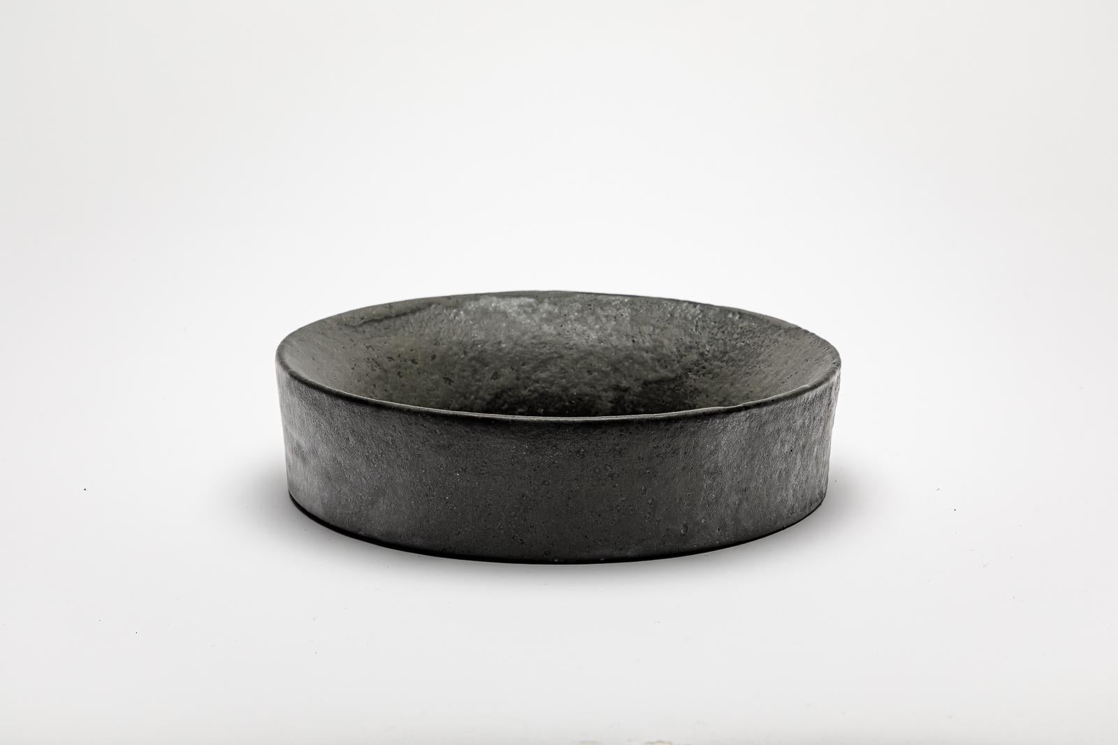 Metallisch schwarz glasierter Keramikspiegel von Mia Jensen.
Künstlersignatur unter dem Sockel. CIRCA 2023-2024.
H : 2,4' x 9,8' Zoll.

