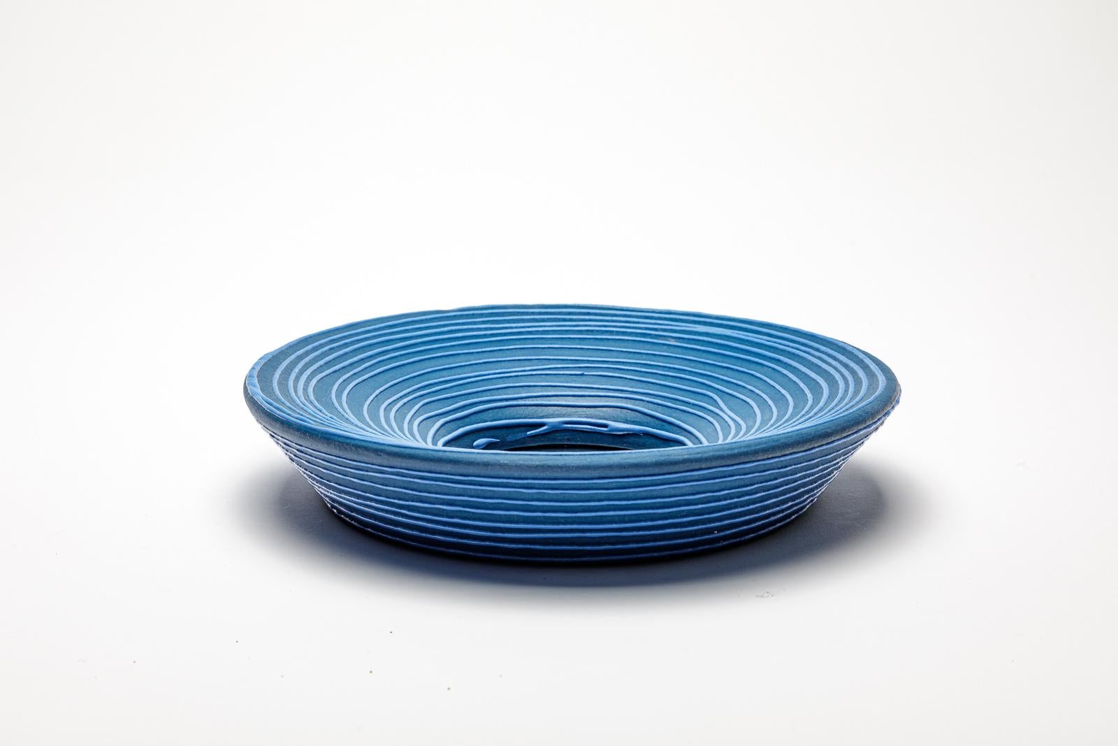Blau glasierter Keramikspiegel von Mia Jensen.
Künstlersignatur unter dem Sockel. CIRCA 2023-2024.
H : 1,6' x 9' Zoll.

