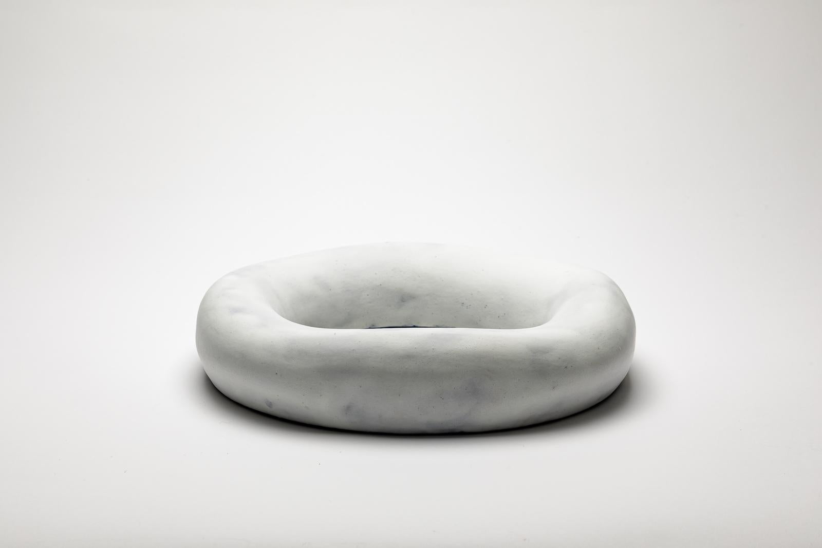 Weiß glasierter Keramikspiegel von Mia Jensen.
Künstlersignatur unter dem Sockel. CIRCA 2023-2024.
H : 2,4' x 11,4' Zoll.