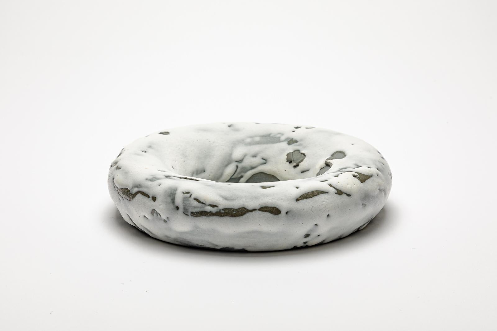 White and grey glazed ceramic mirror by Mia Jensen.
Artist signature under the base. Circa 2023-2024.
H : 1.6’ x 8.3’ inches.
