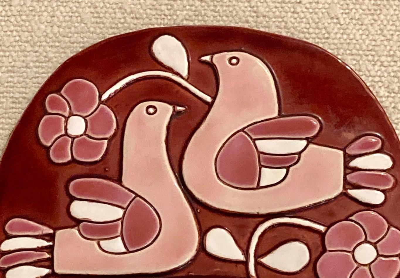 A ceramic wall mirror, 2 doves facing each other surrounded by flowers
Embossed earthenware enameled in 3 shades of pink and white
Original green felt at the back, in very good condition.
Mithé Espelt (born 1923)
Lunel, south of France,
circa