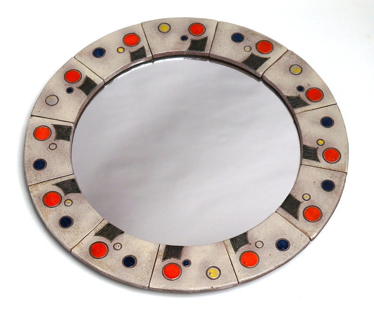 Miroir rond coloré réalisé par le célèbre céramiste belge, Oswald Tieberghien.