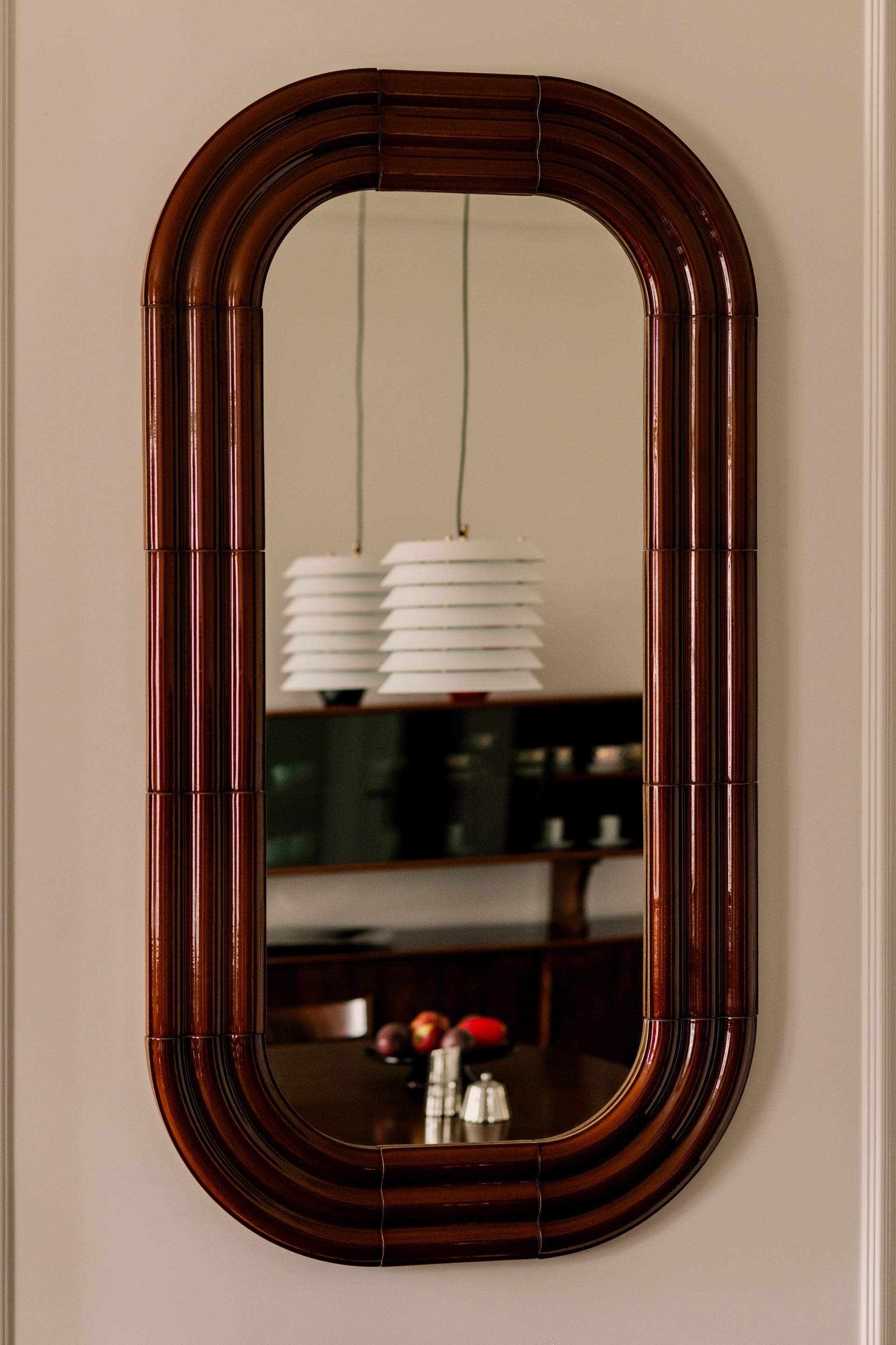 Nella collezione ELO mirrors, Pani Jurek esplora la ceramica e il potenziale riflettente delle superfici a specchio. Ispirate all'effetto increspatura dell'acqua, le cornici scultoree imitano i cerchi in espansione che appaiono dopo uno schizzo. Gli