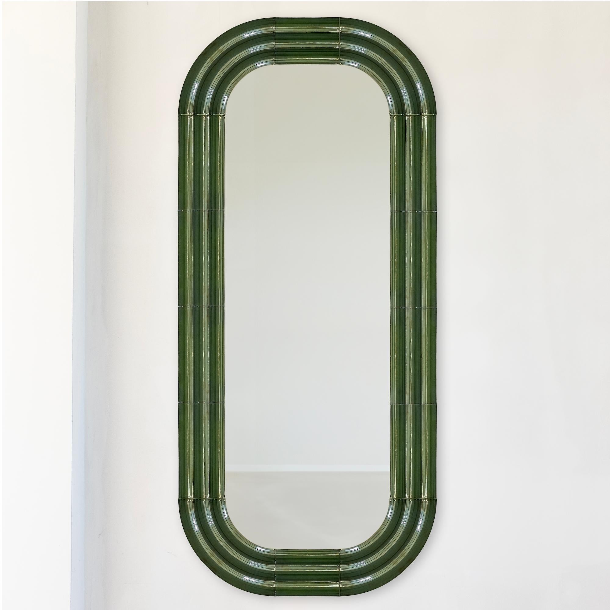 XXIe siècle et contemporain Miroir en céramique ELO 80x180 ROUGE par Pani Jurek en vente