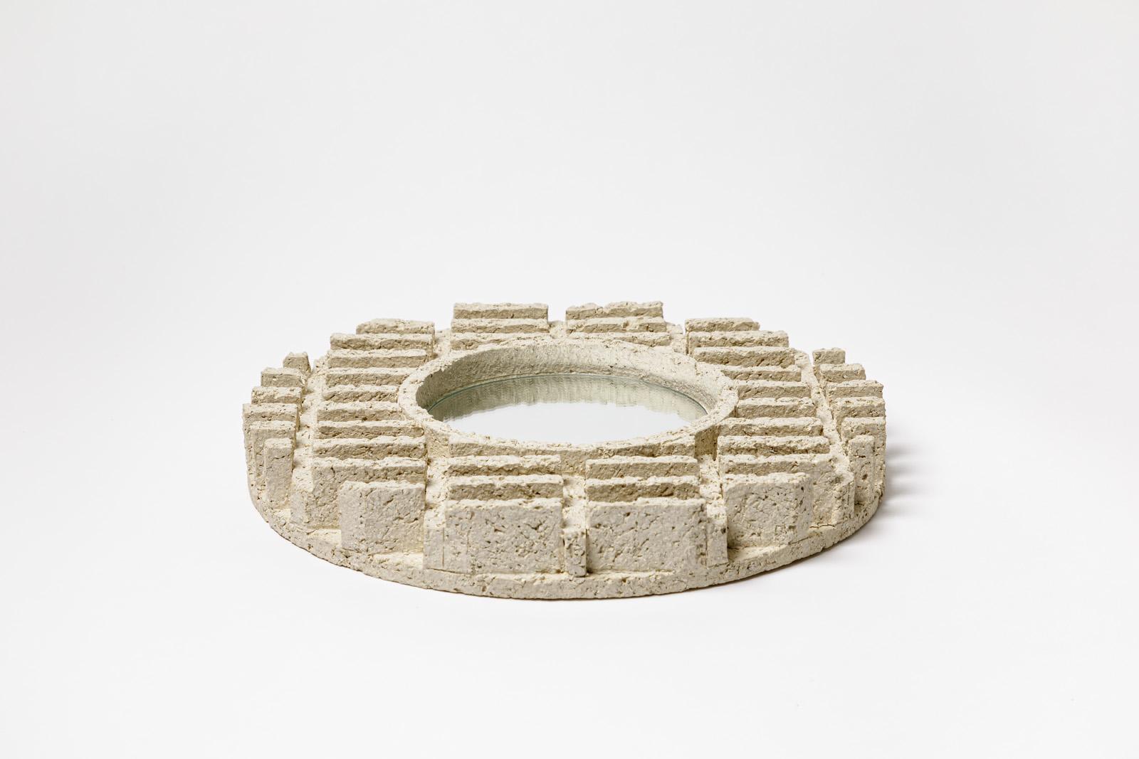 Uno specchio in ceramica intitolato 