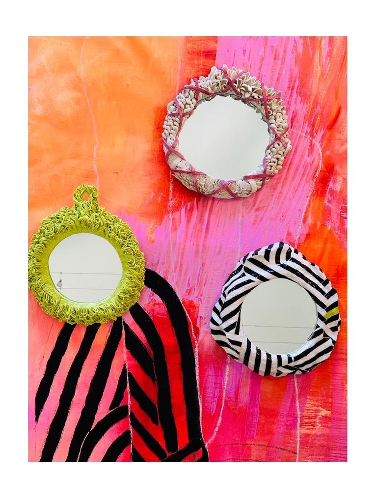 Fait main Miroir en céramique crème et rose en vente