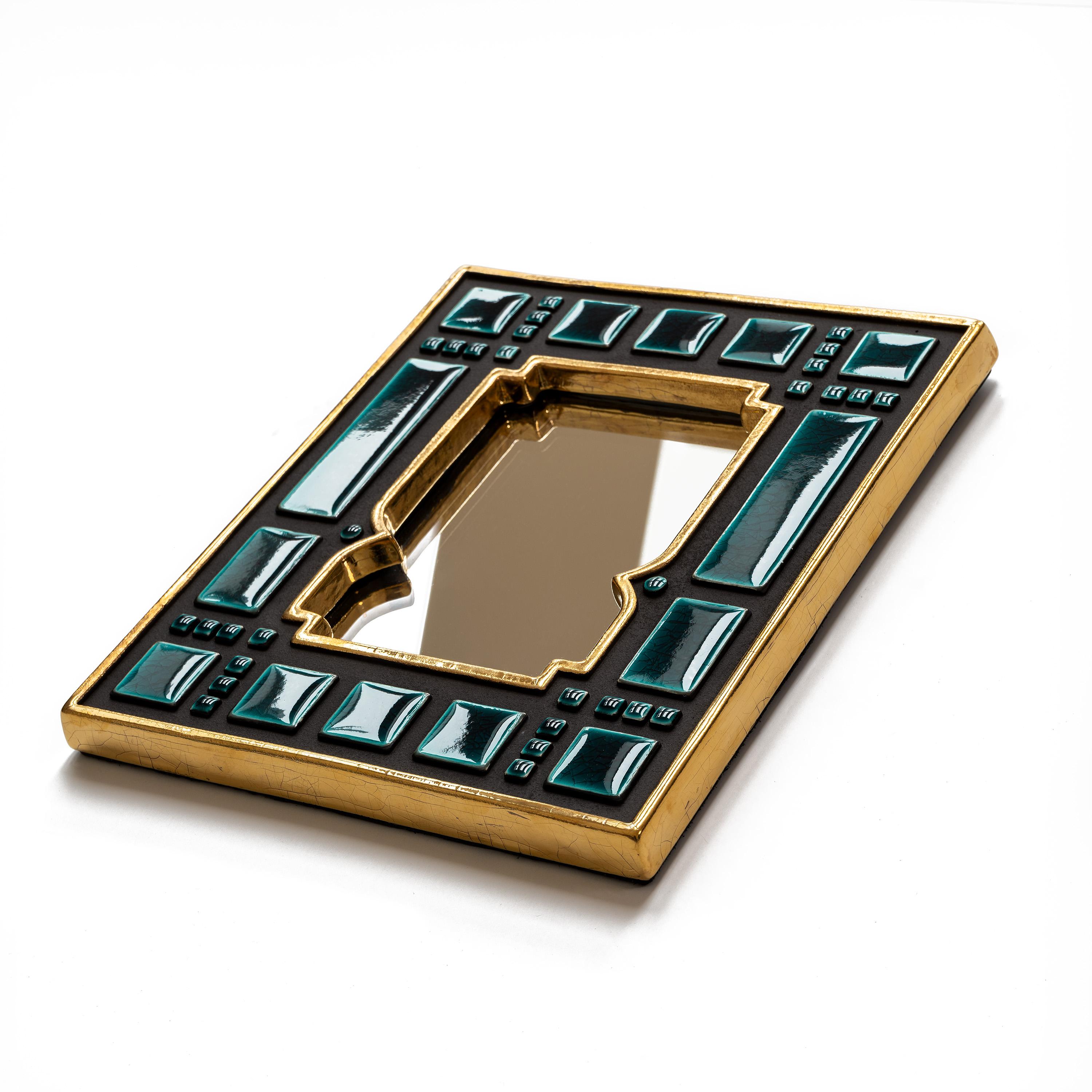 In Lécaro, piccole forme moderne si annidano in uno specchio dalle forme meravigliose.

Gli specchi jh si ispirano ai designer francesi di metà secolo Mithé Espelt, Les Argonautes, François Lembo e altri. Questa collezione di piccoli specchi in