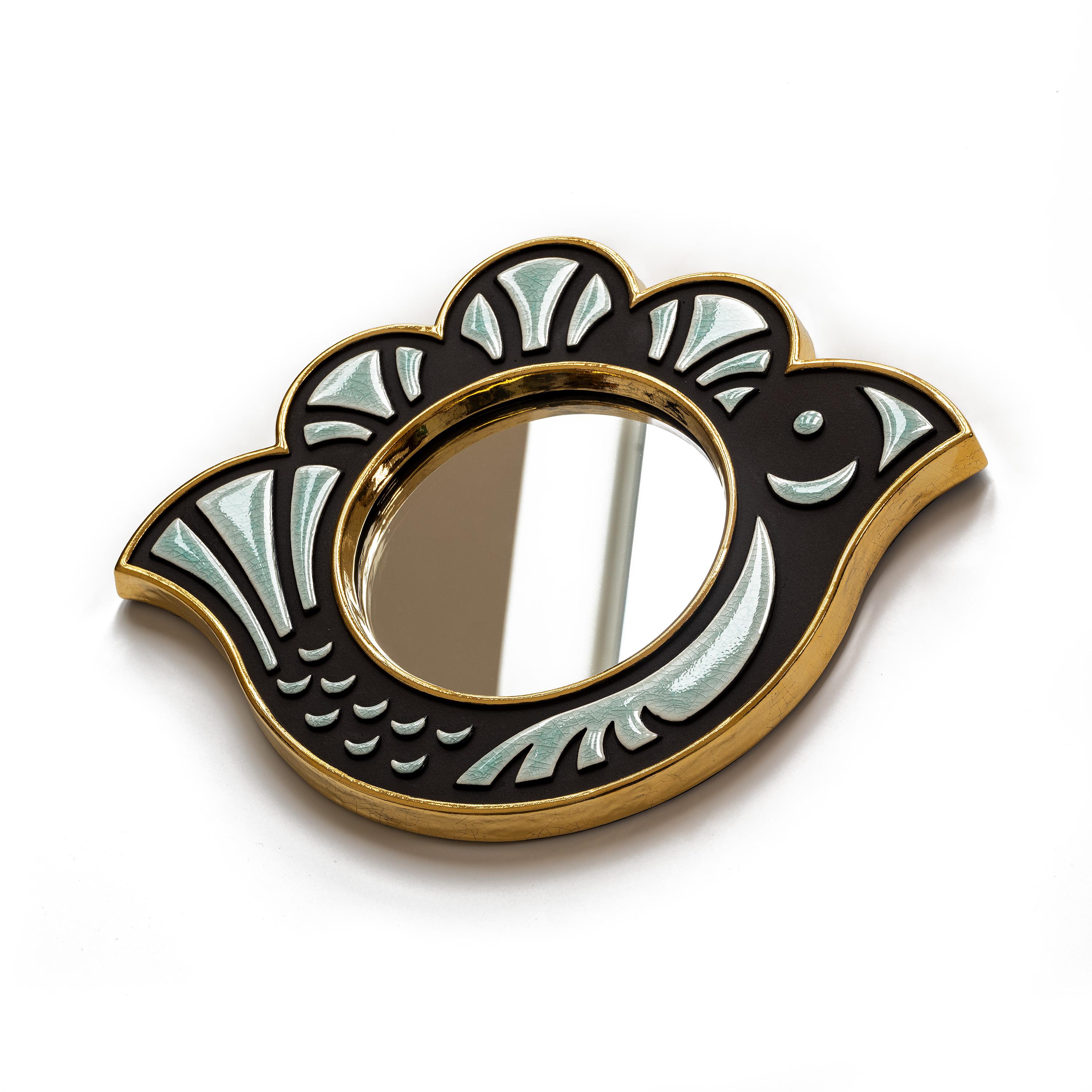 Poulette è una gallinella giocosamente astratta, con uno specchio annidato tra le sue piume.

Gli specchi jh si ispirano ai designer francesi di metà secolo Mithé Espelt, Les Argonautes, François Lembo e altri. Questa collezione di piccoli specchi