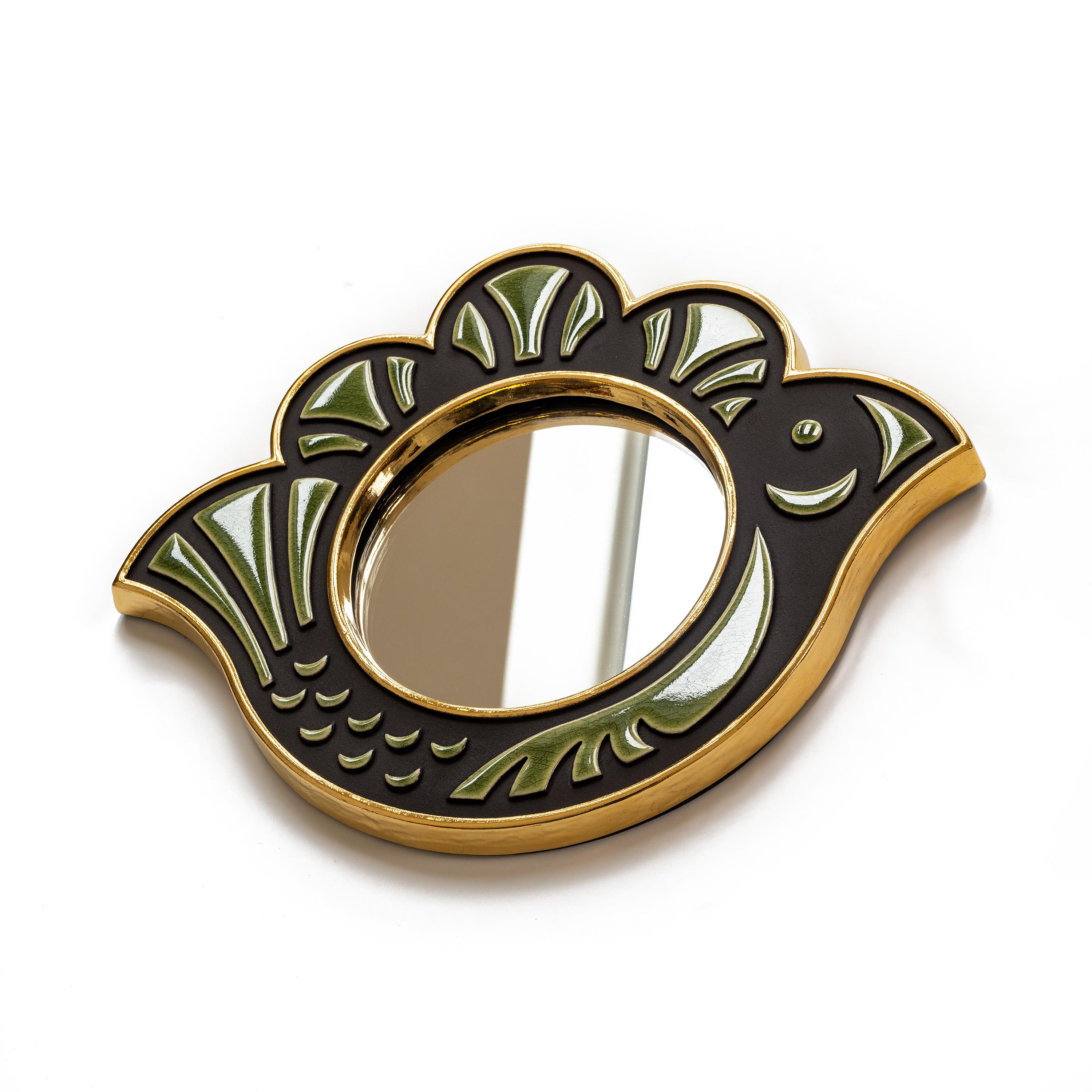 Poulette est une petite poule à l'allure ludique et abstraite, avec un miroir niché au milieu de ses plumes.

Les miroirs jh sont inspirés par les designers français du milieu du siècle Mithé Espelt, les Argonautes, François Lembo, et d'autres.