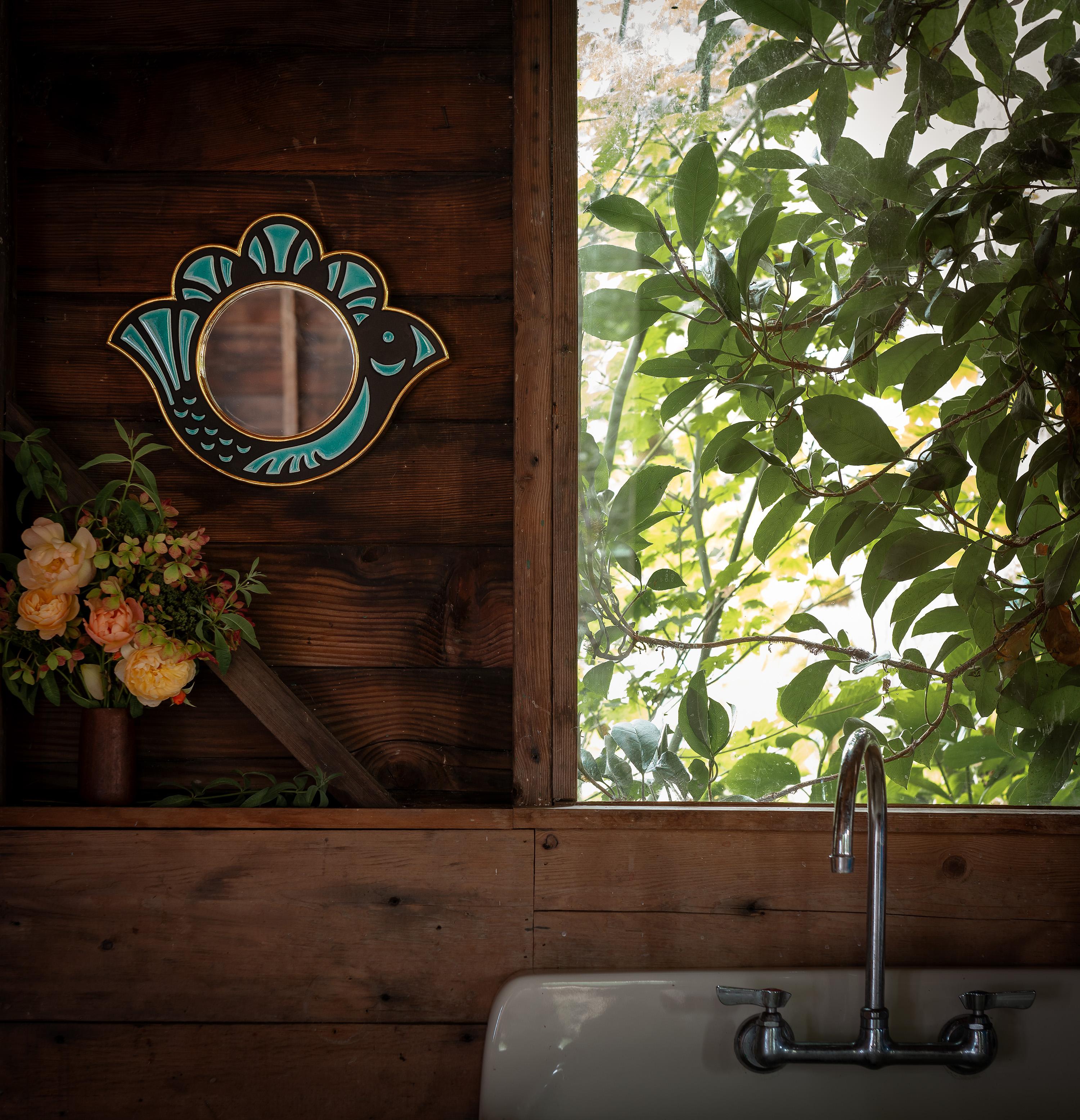 Miroir en céramique - Poulette  Turquoise Neuf - En vente à Portland, OR