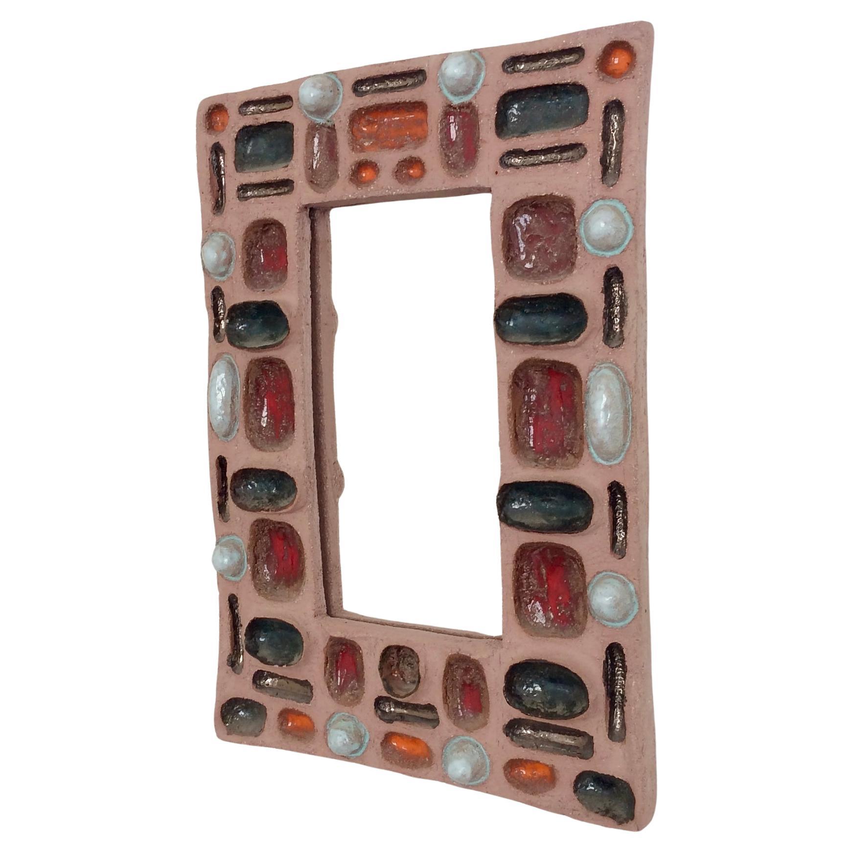 Bonito espejo de cerámica de composición abstracta, hacia 1960, Francia.
Gruesa arenisca bruta con decoración policroma esmaltada, ahuecada o repujada.
Dimensiones: 34 cm de ancho, 48 cm de alto, 4 cm de profundidad.
Buen estado original. Artículo