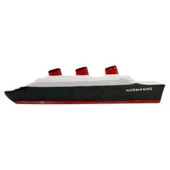 Modèle en céramique du SS Normandie, Art déco, France, XXe siècle