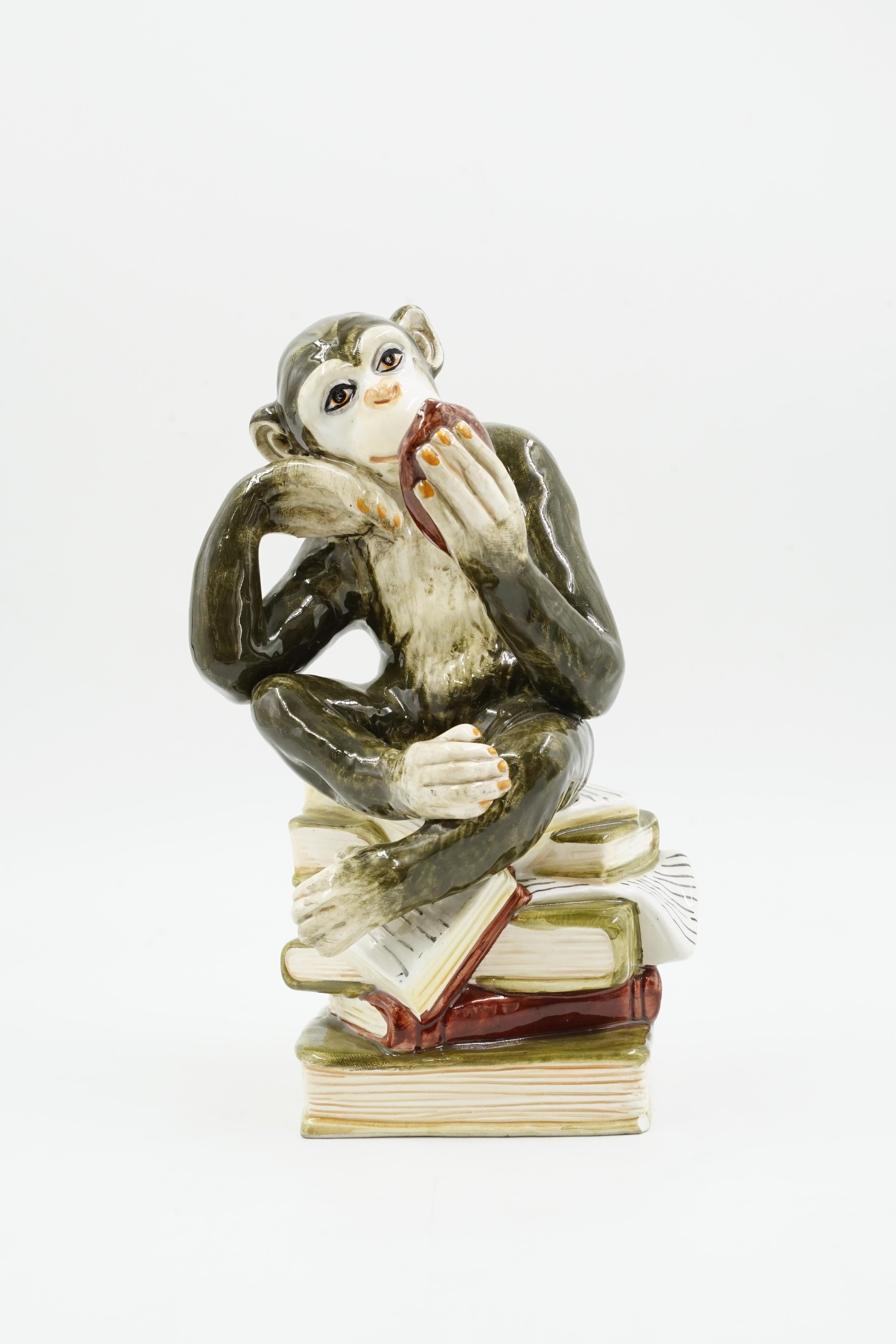 scultura di scimmia in ceramica
Modello di scimmia saggia
figura insolita di una scimmia che siede sui libri e si guarda allo specchio
dipinto a mano
condizioni eccellenti
circa 1950 origine Germania
materiali ceramici smaltati
Lo smalto e la