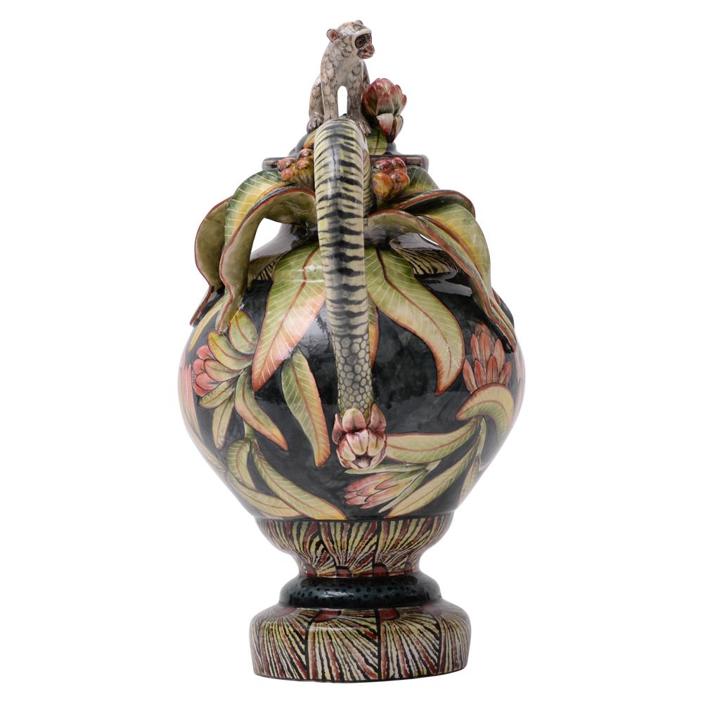 Die Teekanne Monkey von Senzo Duma Ceramic Arts ist eine fesselnde Mischung aus Kunstfertigkeit und afrikanischer kultureller Symbolik. Diese von Senzo Duma in Südafrika handgefertigte und handbemalte Teekanne ist 12 Zoll hoch, 10 Zoll lang und 7