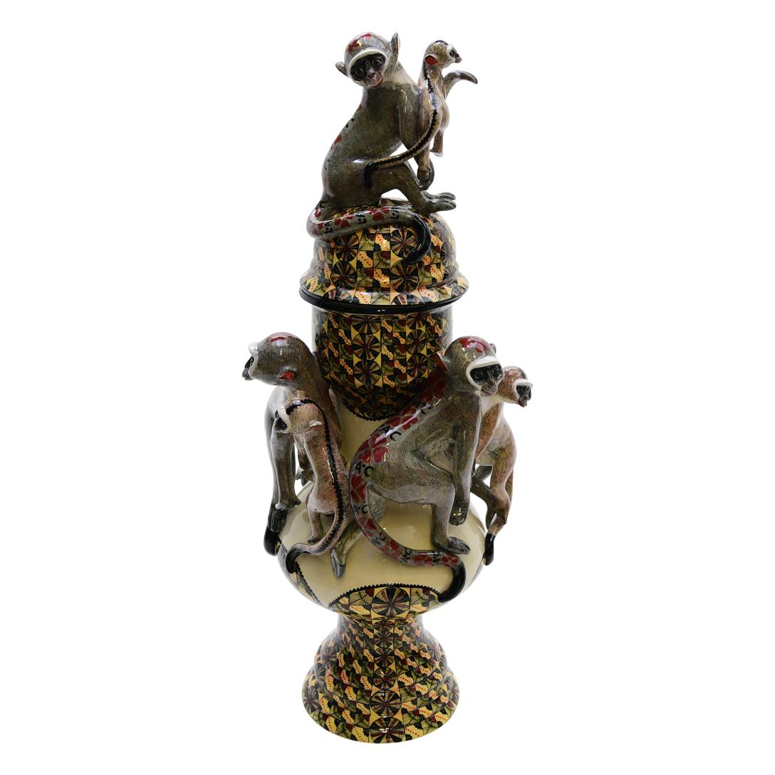 Urna a forma di scimmia
Dipinto a mano da Jabh, scolpito da Sfiso e Motsamay
Love Art Ceramic, Sudafrica, 2023

L'urna della scimmia è un'accattivante opera d'arte in ceramica che celebra lo spirito giocoso di una delle creature più intriganti della