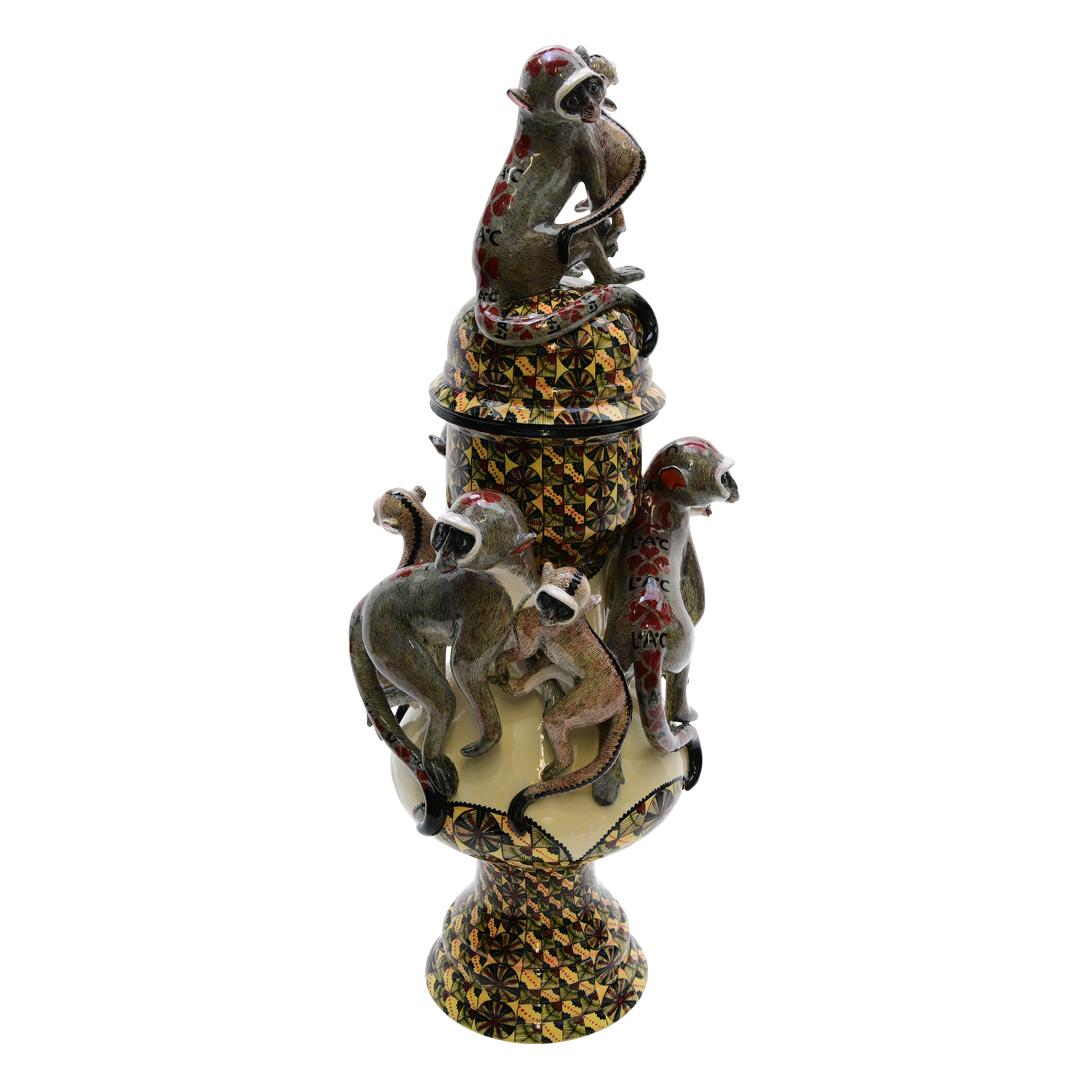 Moderno Scimmia in ceramica  Urna  , realizzato a mano in Sudafrica in vendita